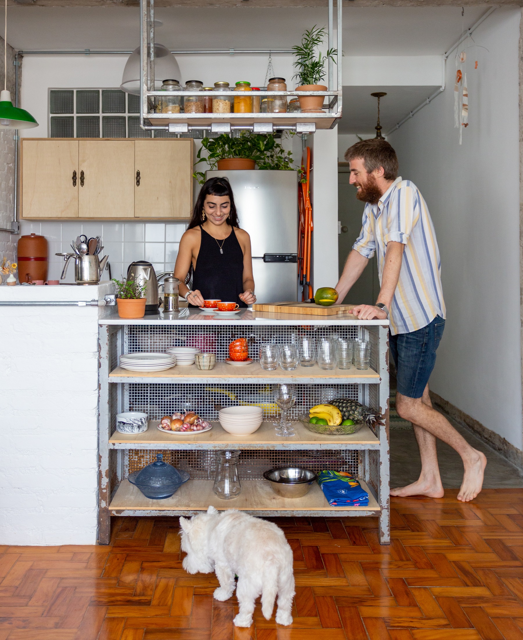 cozinha com prateleiras de ferro