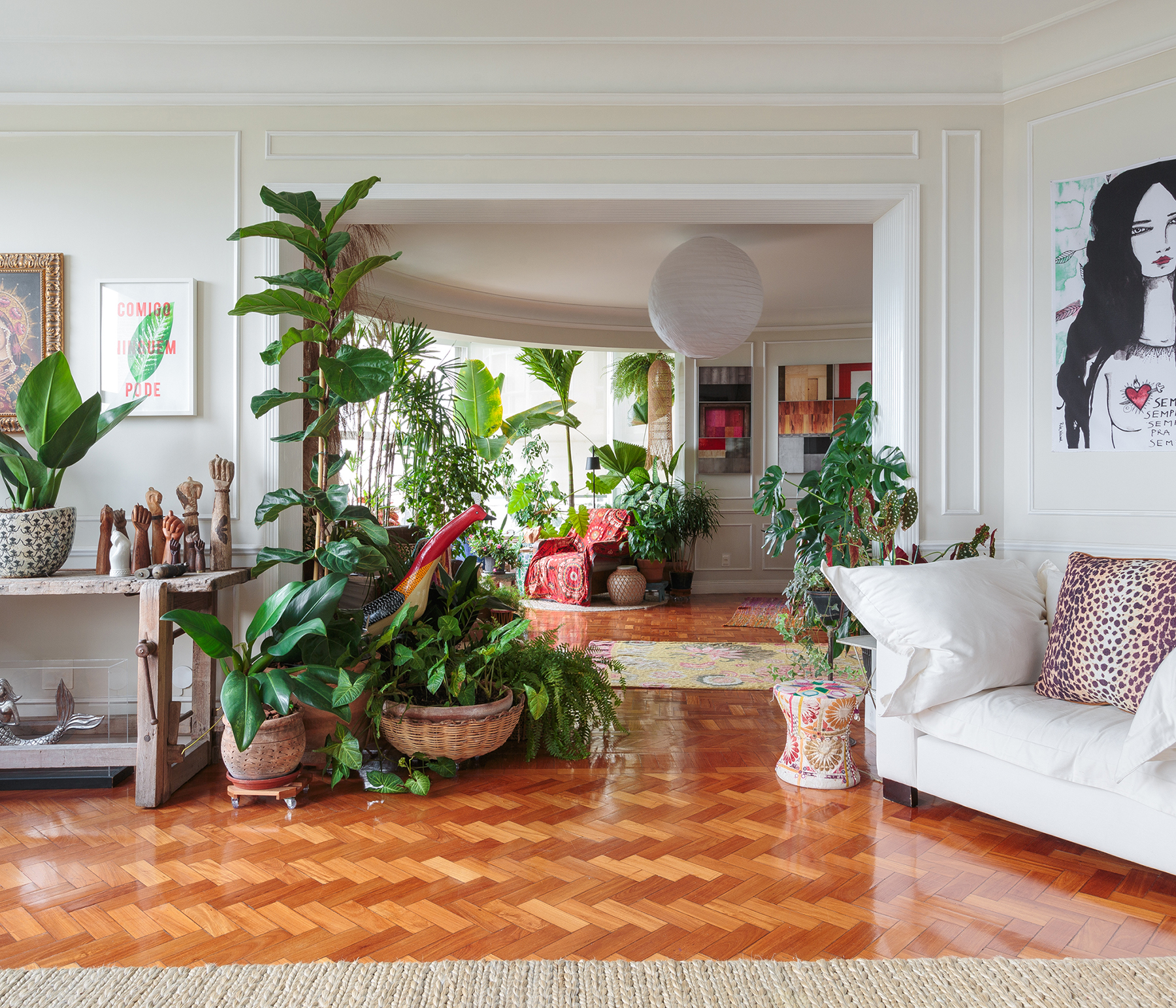 Apartamento colorido com plantas no Rio de Janeiro