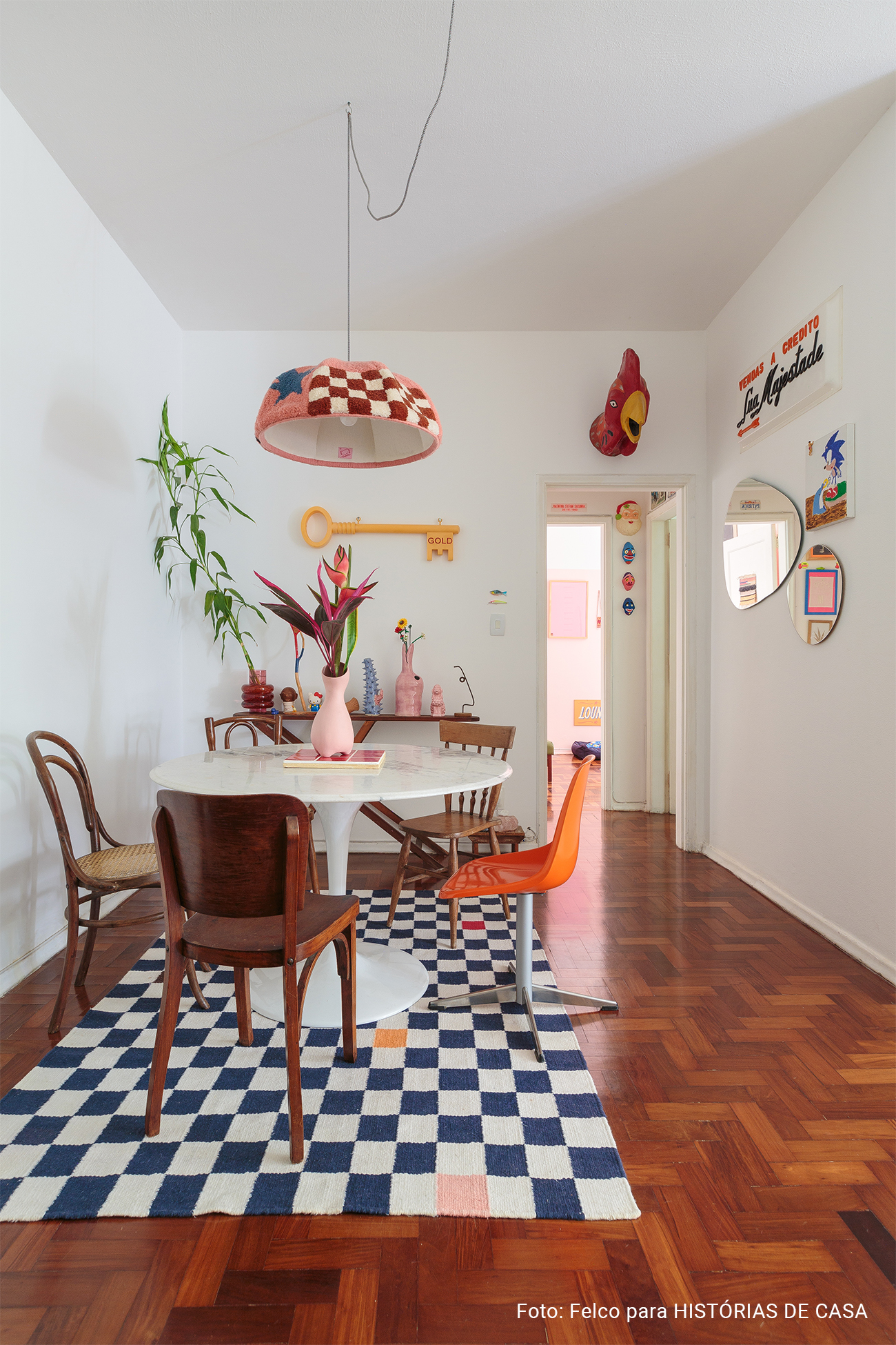 Apartamento com decoração criativa e lúdica, com toques kitsch, do casal por trás da marca Voador Tecelagem no Histórias de Casa