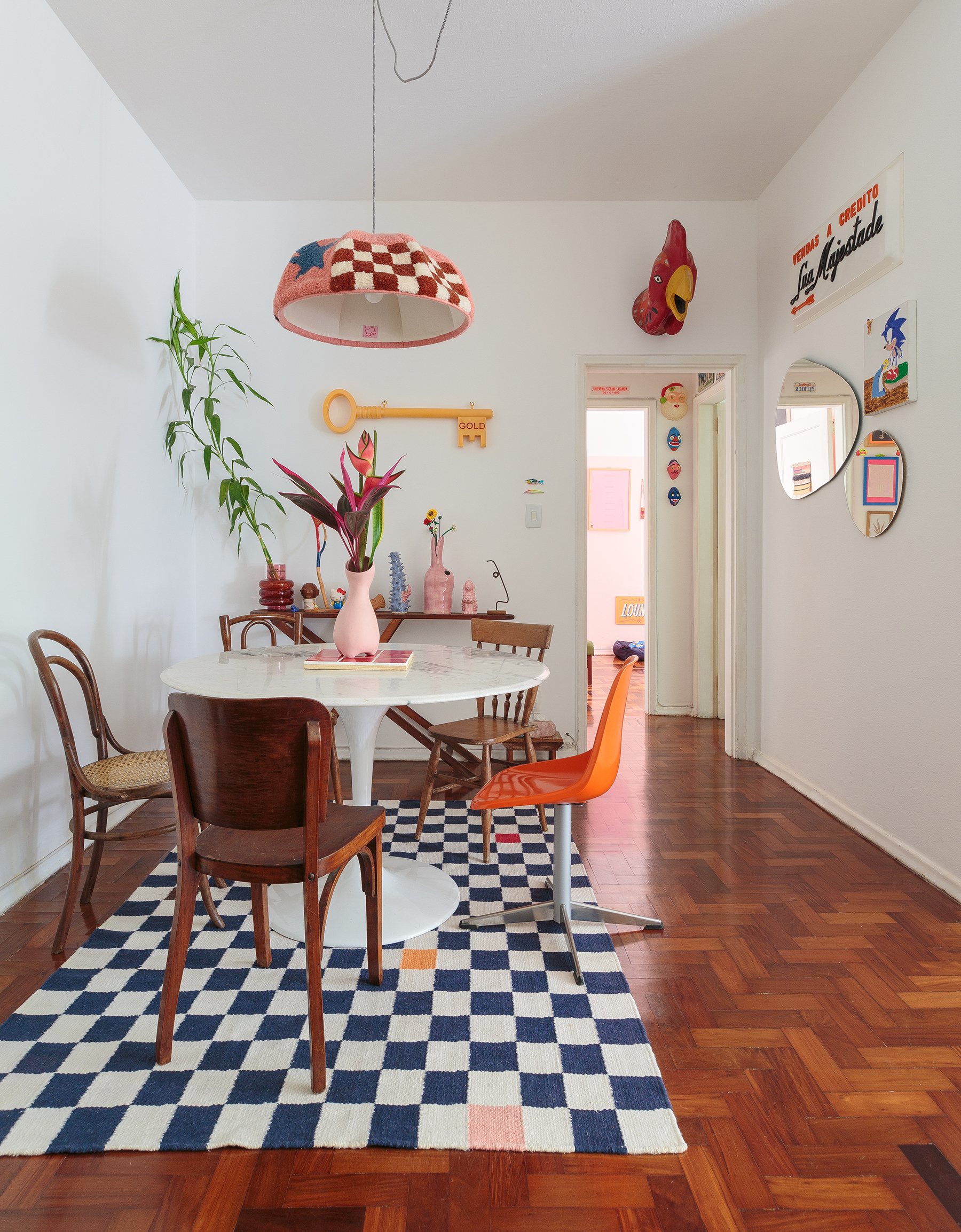 Apartamento com decoração criativa e lúdica, com toques kitsch, do casal por trás da marca Voador Tecelagem no Histórias de Casa