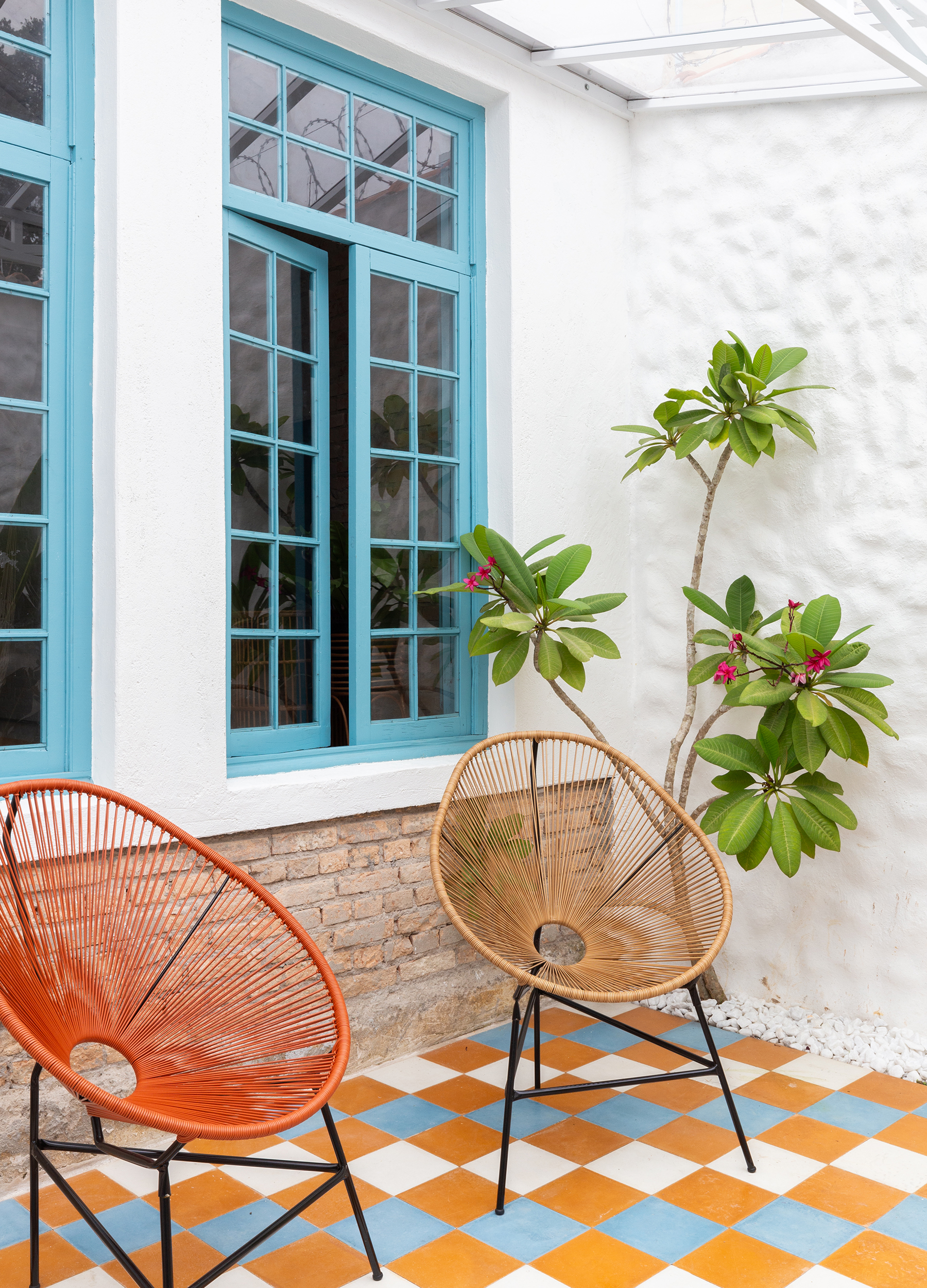 Casa charmosa com clima de praia e janelas coloridas em São Paulo