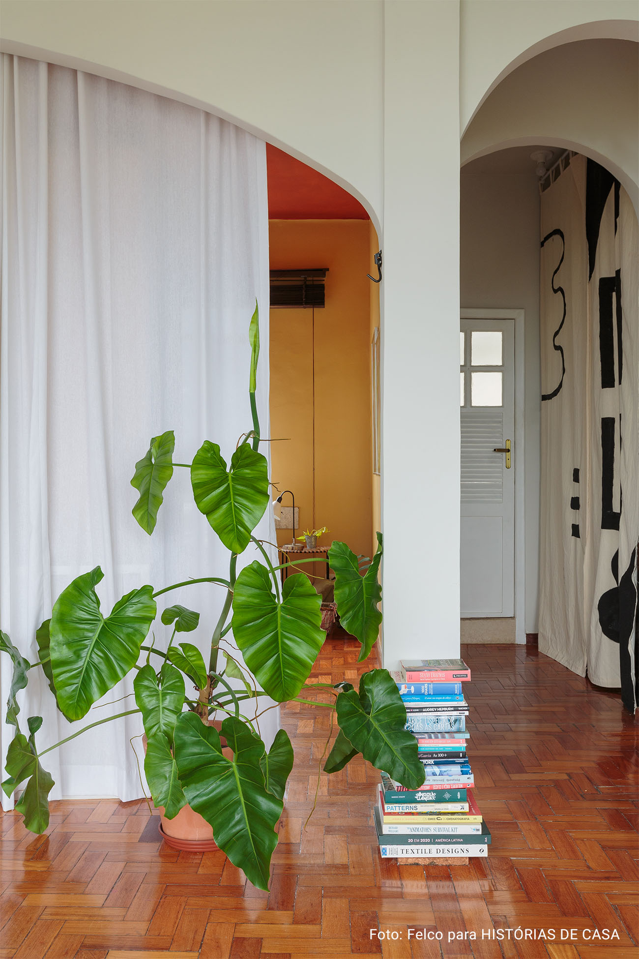 Apartamento no RIo de Janeiro com vista para a Baía de Guanabara tem decoração criativa e cômodos integrados.