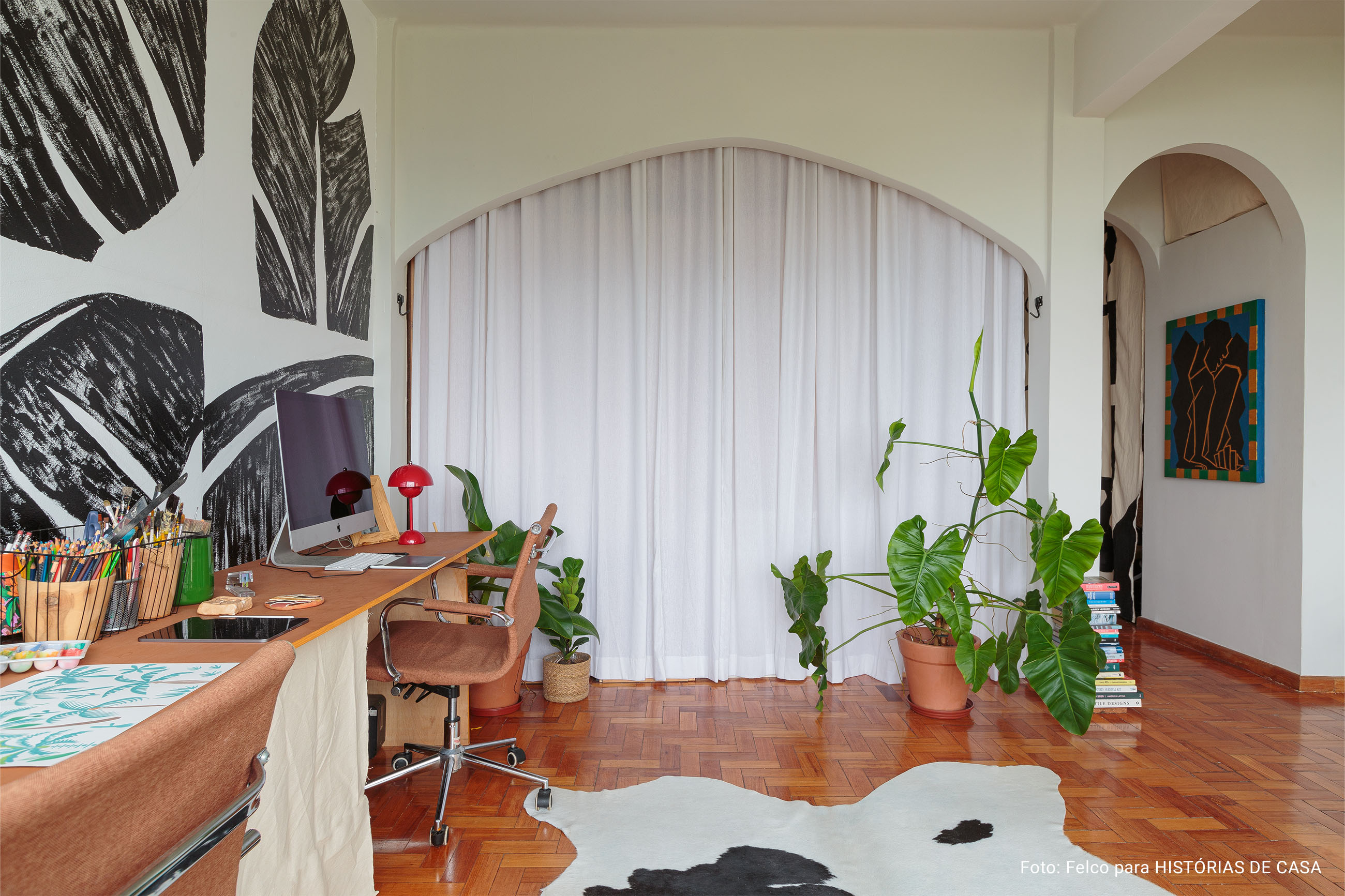 Apartamento no RIo de Janeiro com vista para a Baía de Guanabara tem decoração criativa e cômodos integrados.