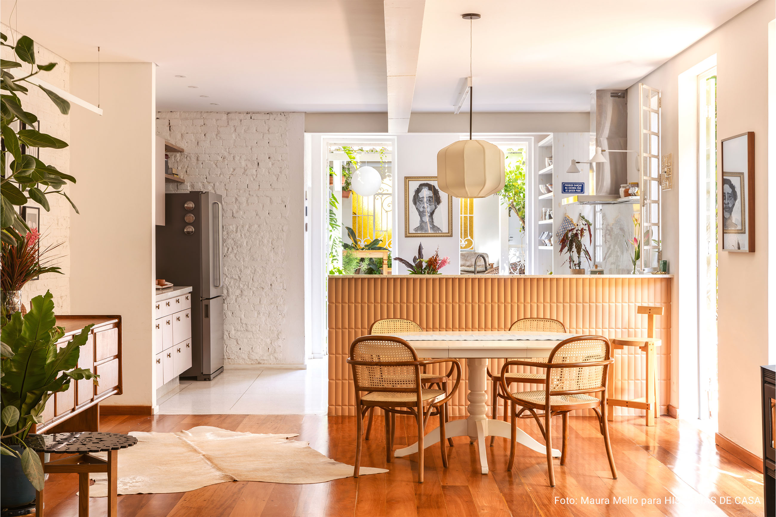 Casa dos anos 50 integrada com cozinha rosa e edícula na varanda