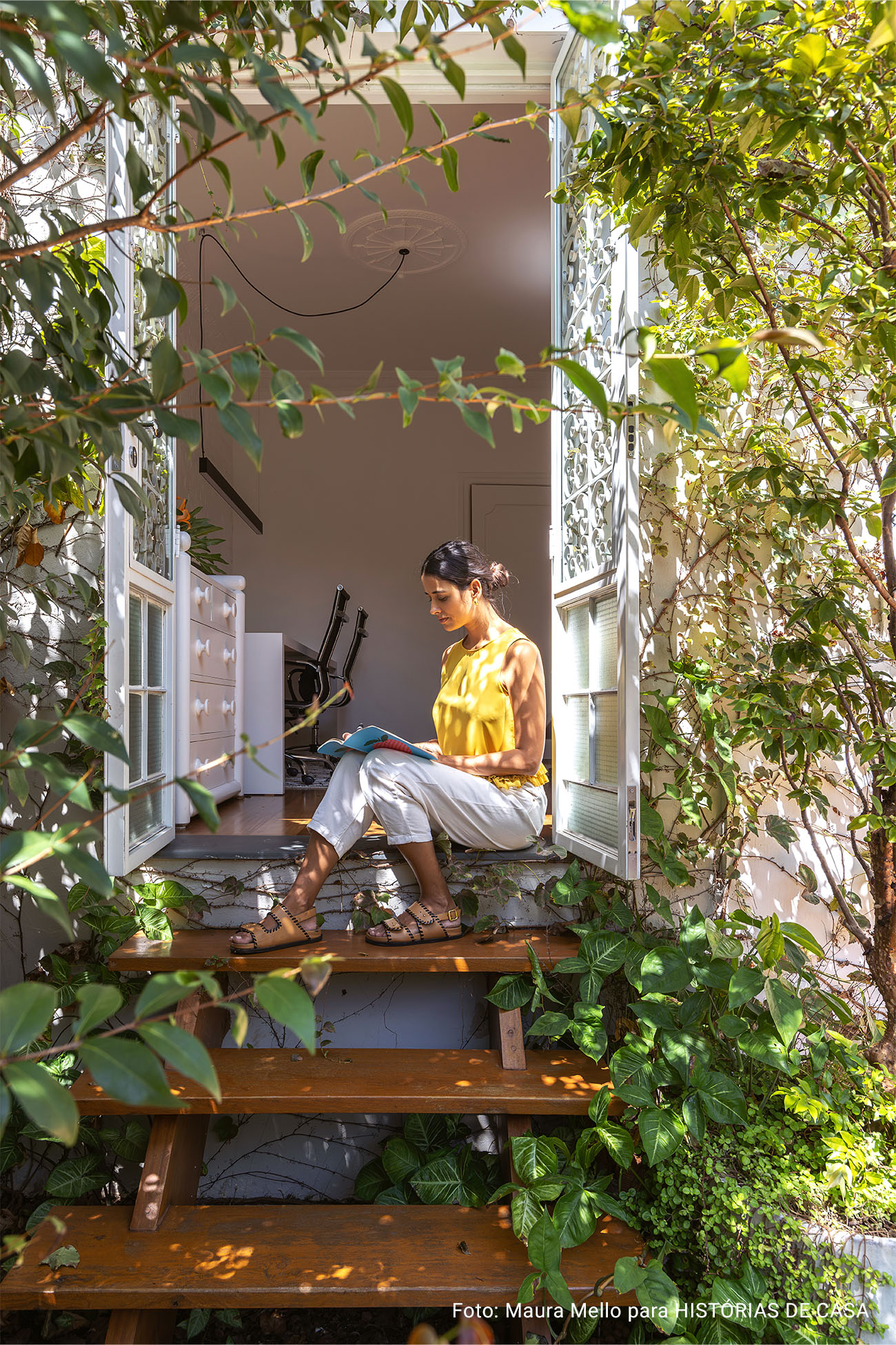 Casa dos anos 50 integrada com cozinha rosa e edícula na varanda