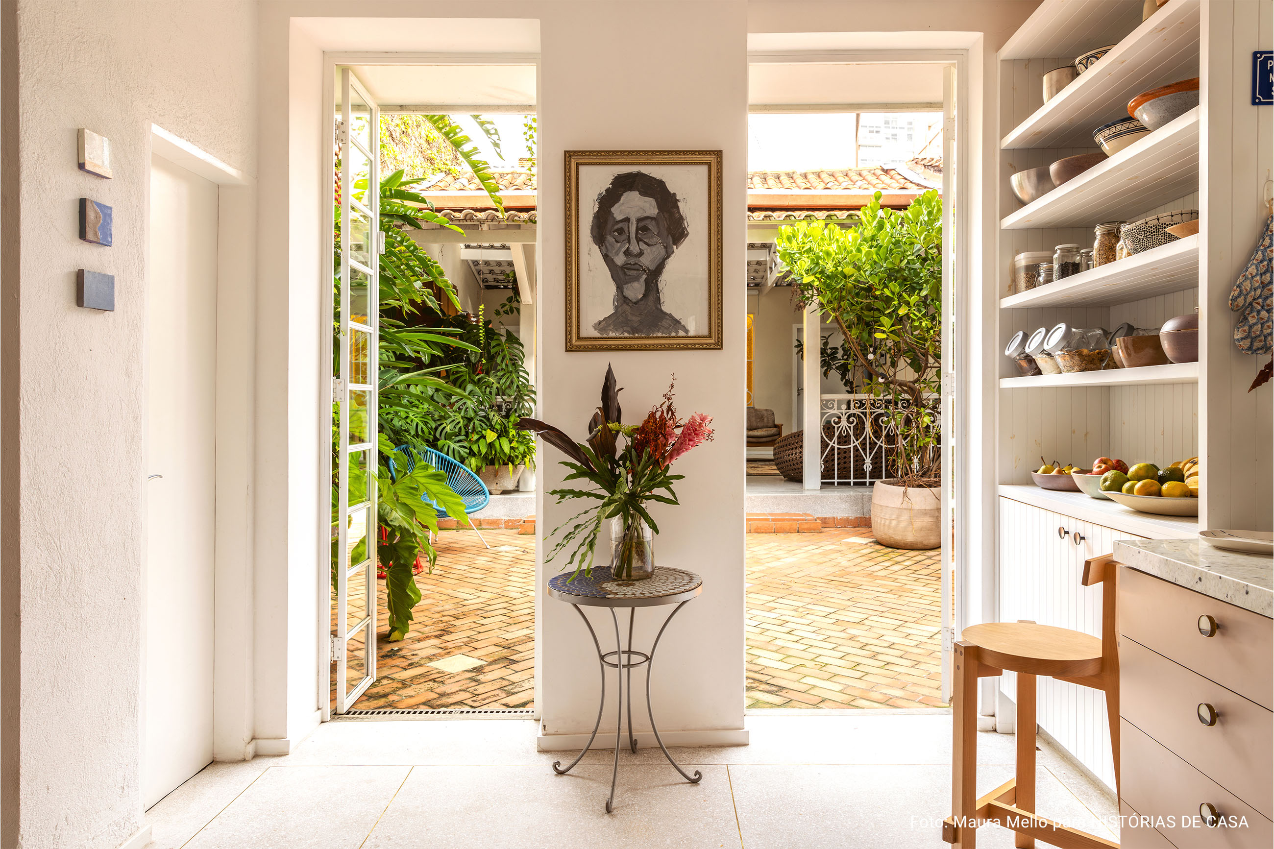 Casa dos anos 50 integrada com cozinha rosa e edícula na varanda