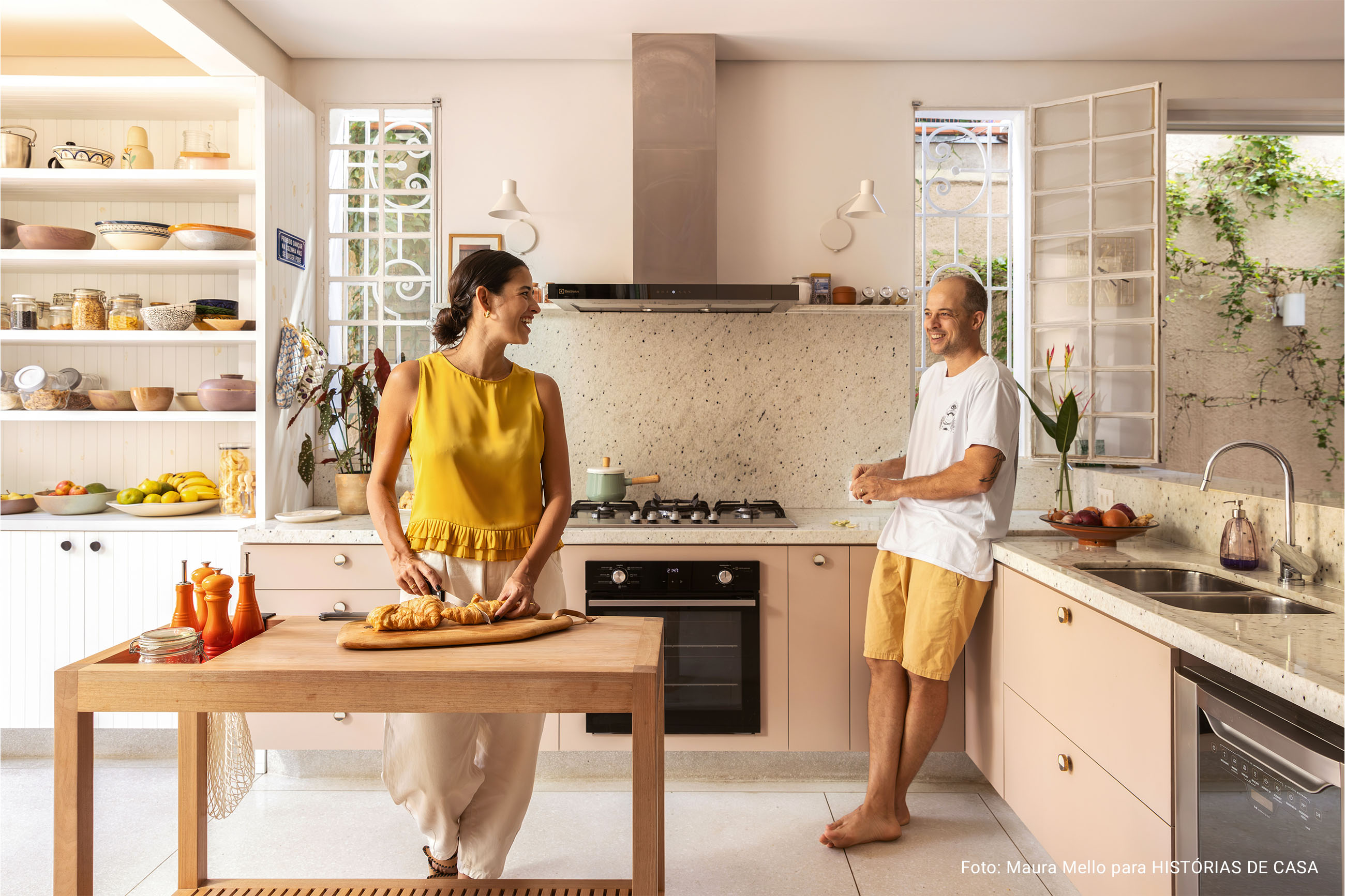 Casa dos anos 50 integrada com cozinha rosa e edícula na varanda