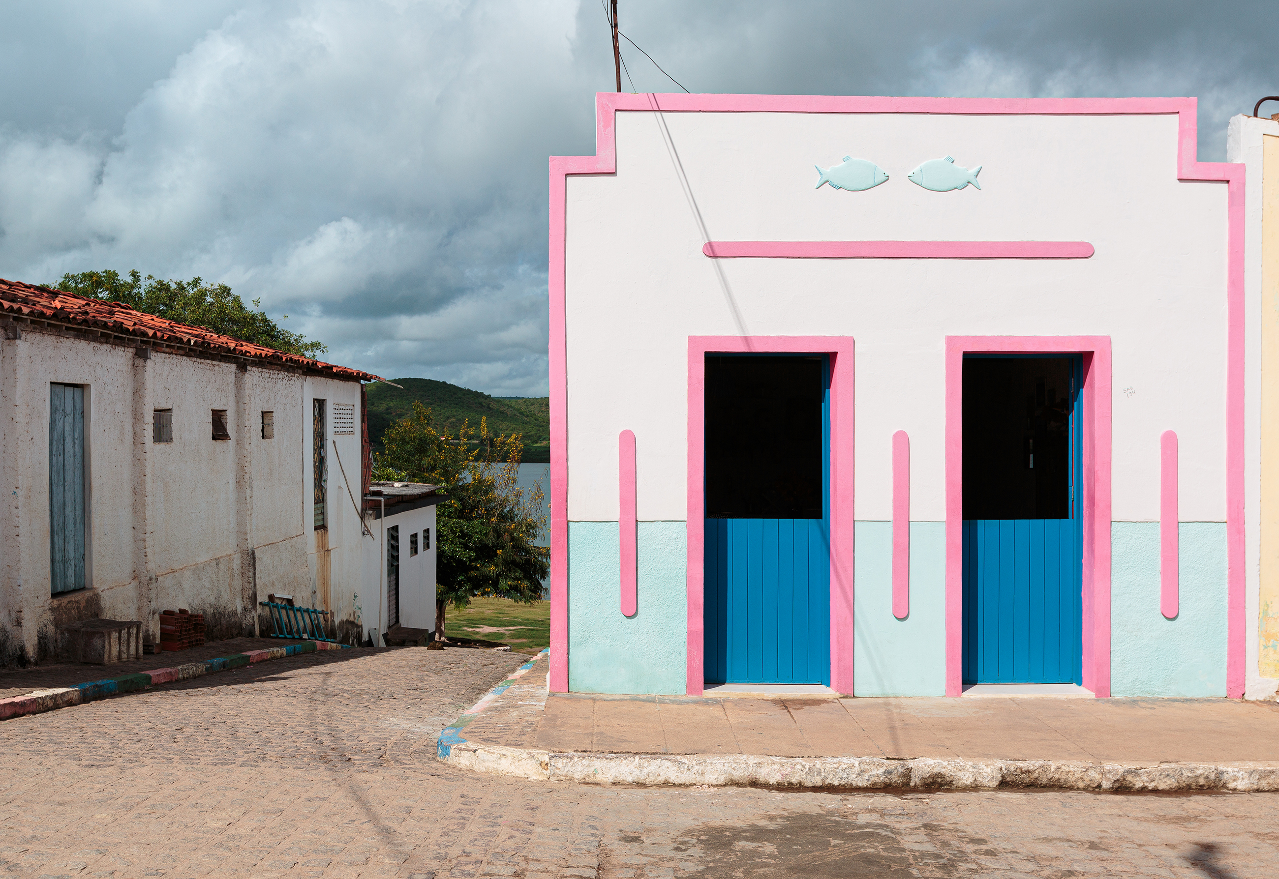 Casa Pirambeba na Ilha do Ferro com fachada colorida e decoração com peças de artesanato popular.