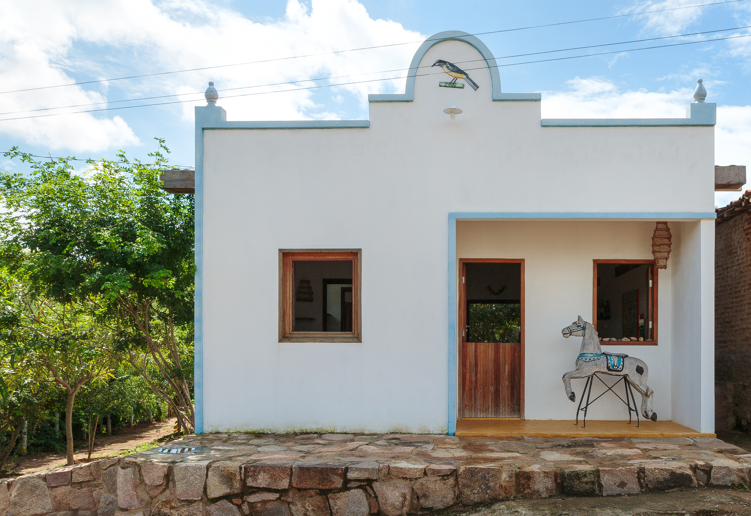 Casa Sibite na Ilha do Ferro tem fachada branca e azul e muita arte popular do lado de dentro.