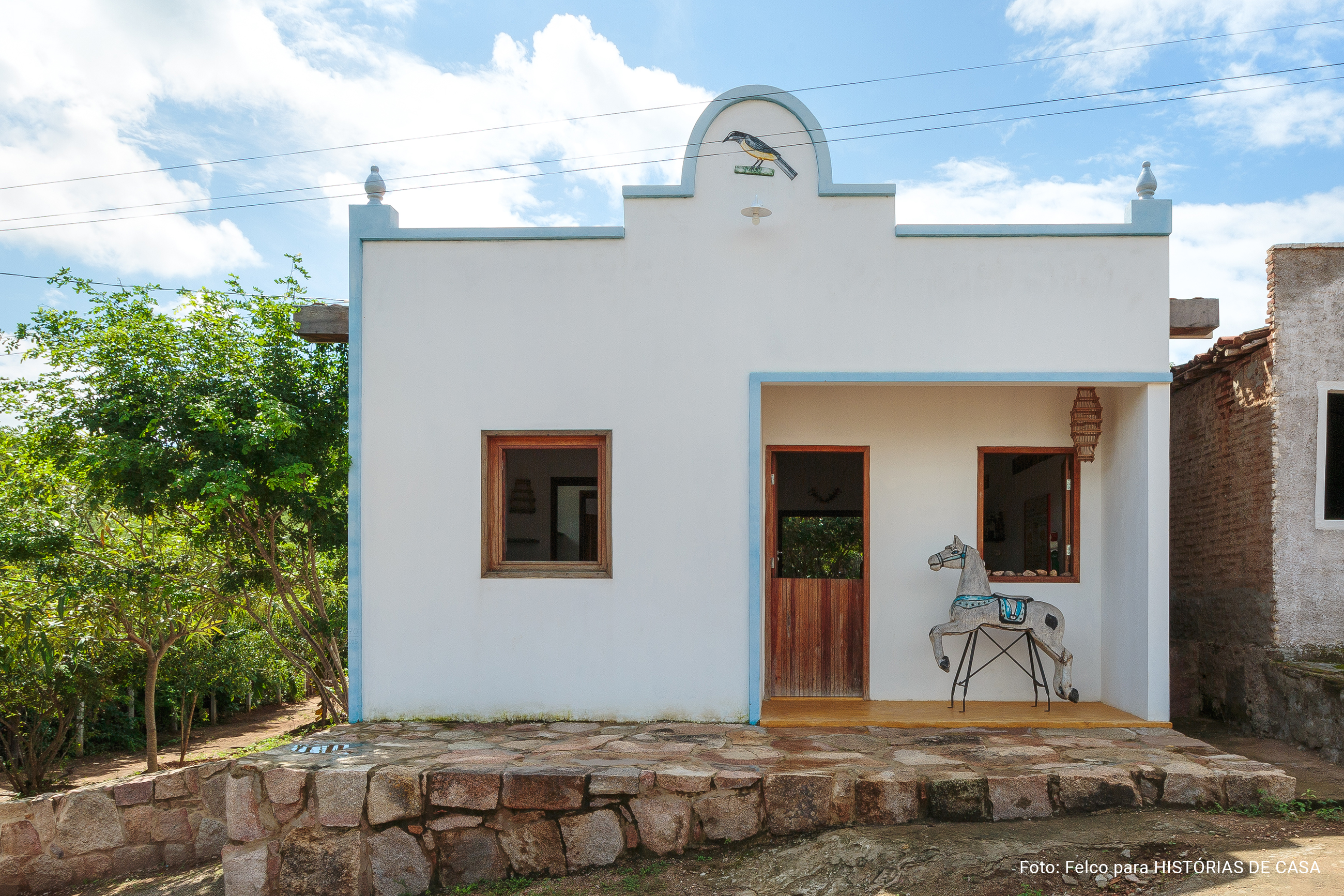 Casa Sibite na Ilha do Ferro tem fachada branca e azul e muita arte popular do lado de dentro.