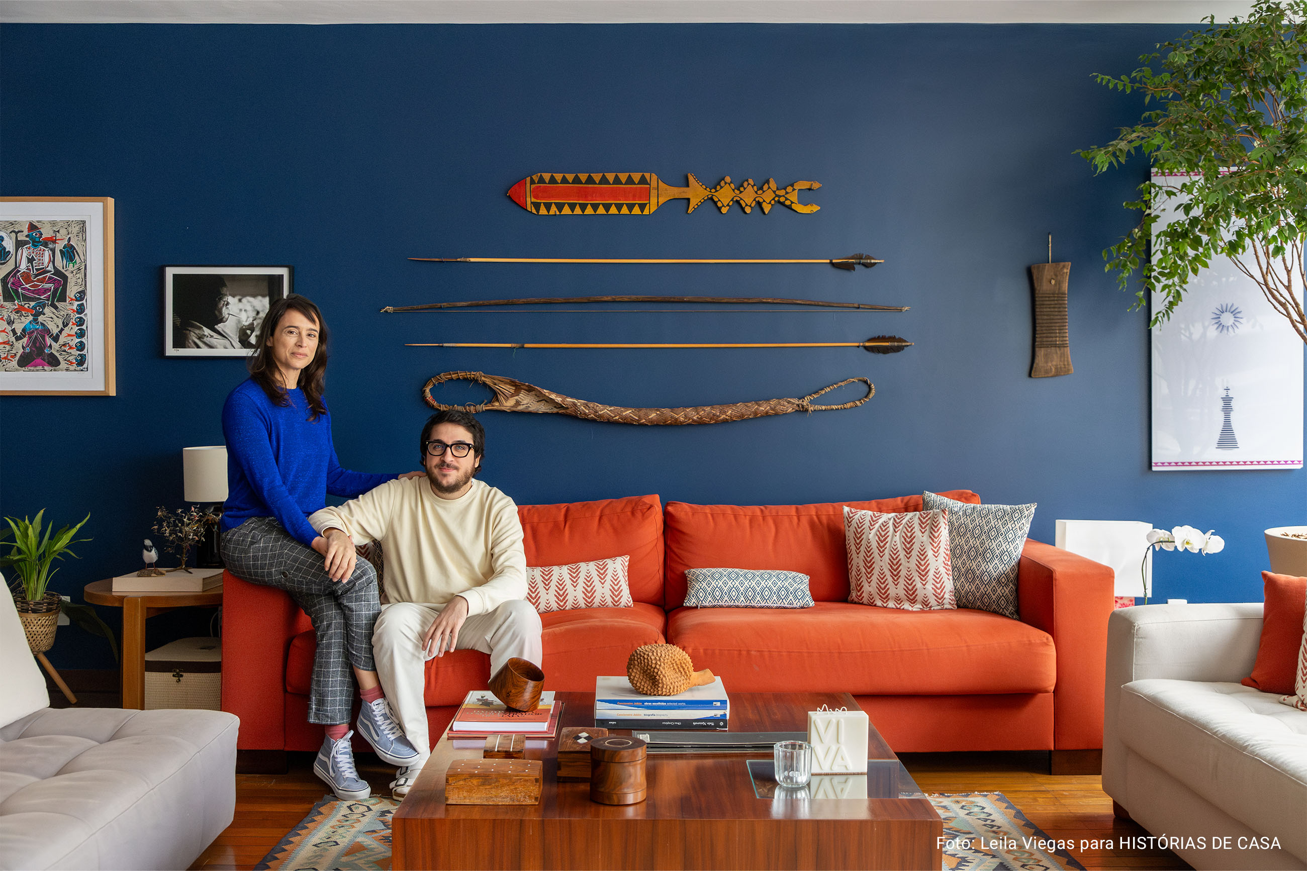 Decoração com parede azul, janela ampla e influências afro-indígenas.