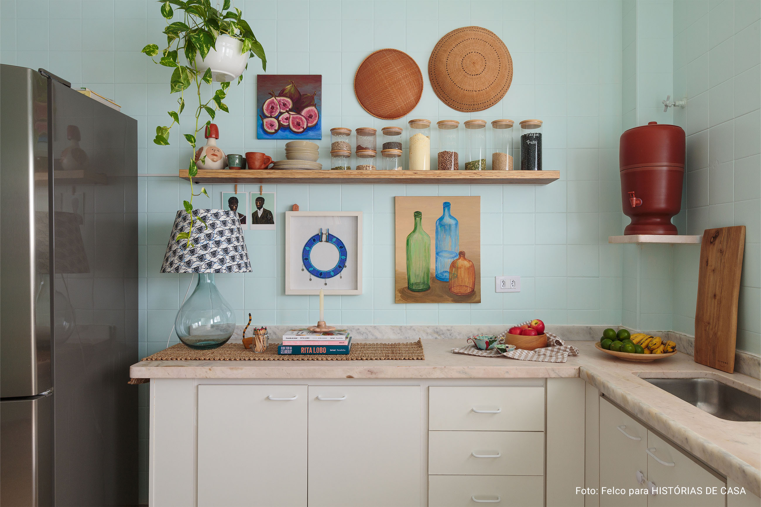 Apartamento alugado com papel de parede, pintura e decoração com texturas naturais