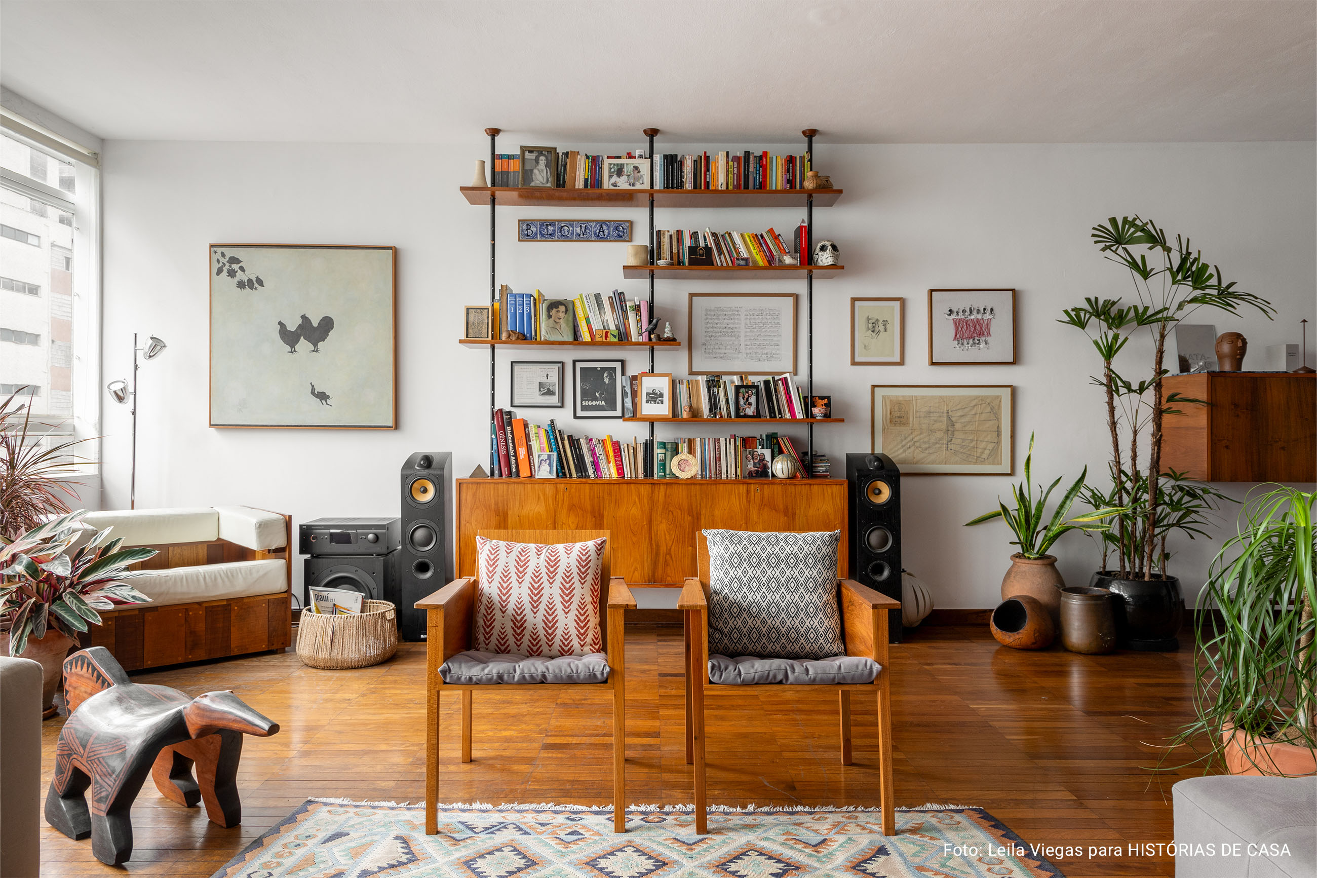 Decoração com parede azul, janela ampla e influências afro-indígenas.