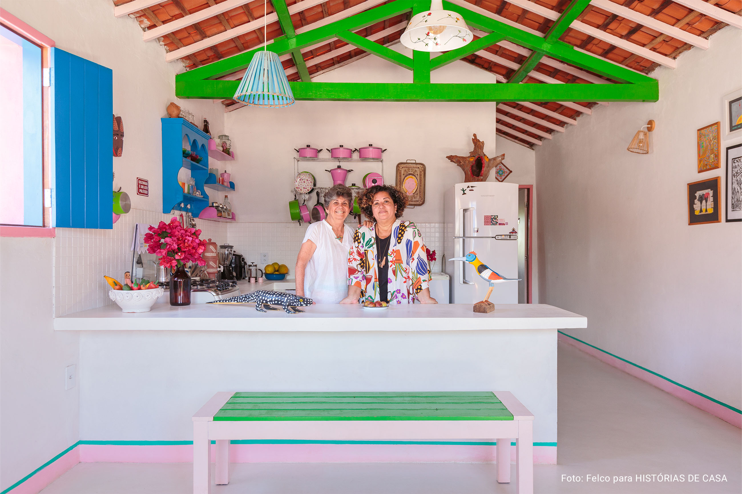 Casa Pirambeba na Ilha do Ferro com fachada colorida e decoração com peças de artesanato popular.