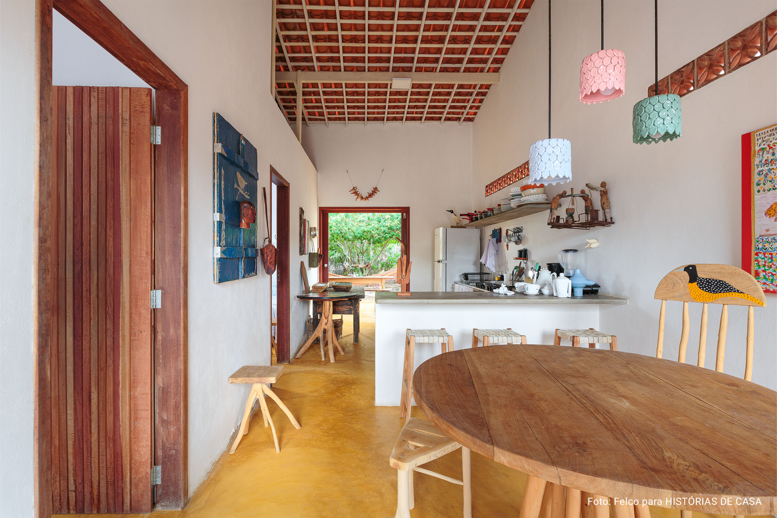 Casa Sibite na Ilha do Ferro tem fachada branca e azul e muita arte popular do lado de dentro.