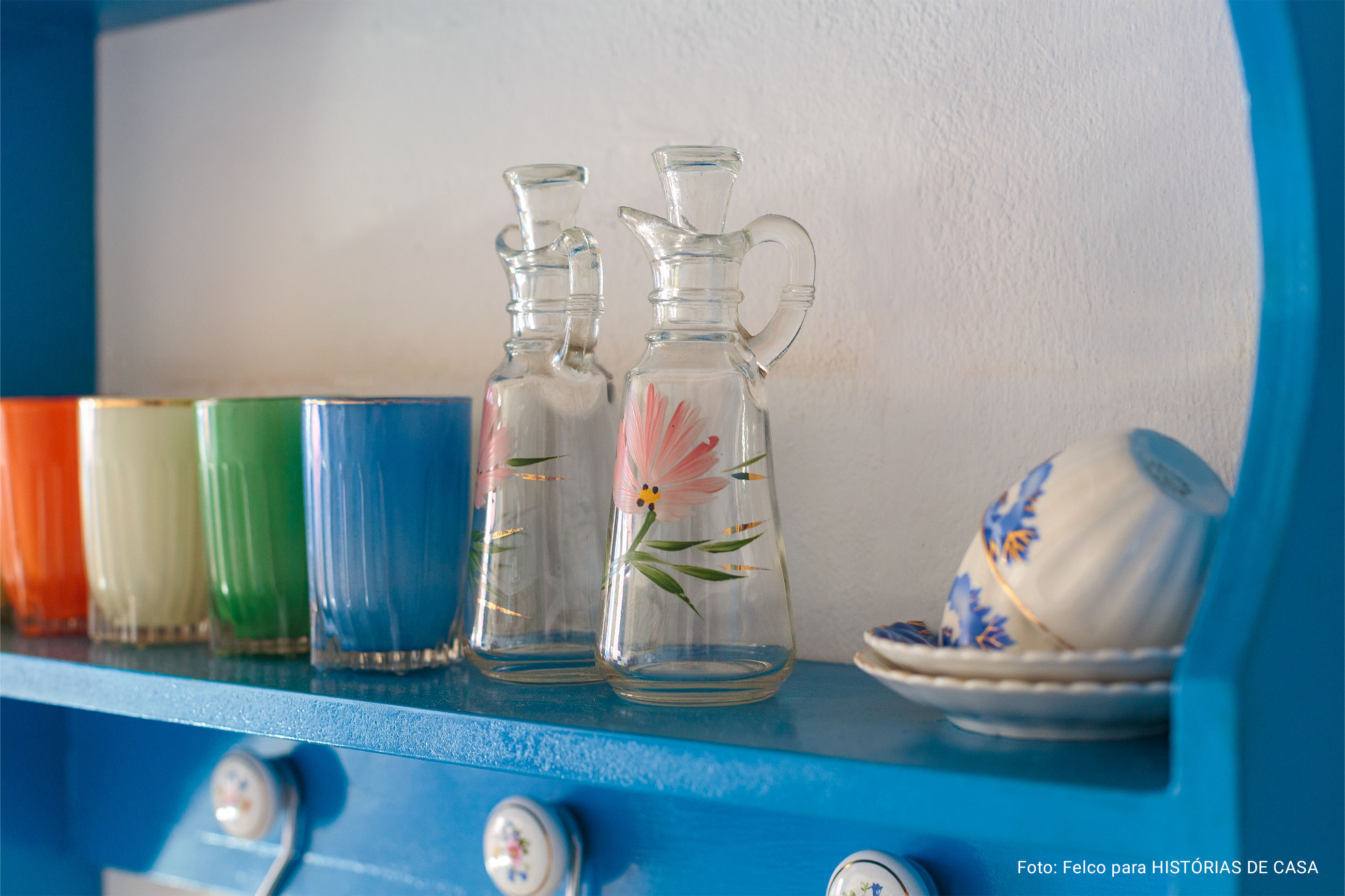 Casa Pirambeba na Ilha do Ferro com fachada colorida e decoração com peças de artesanato popular.