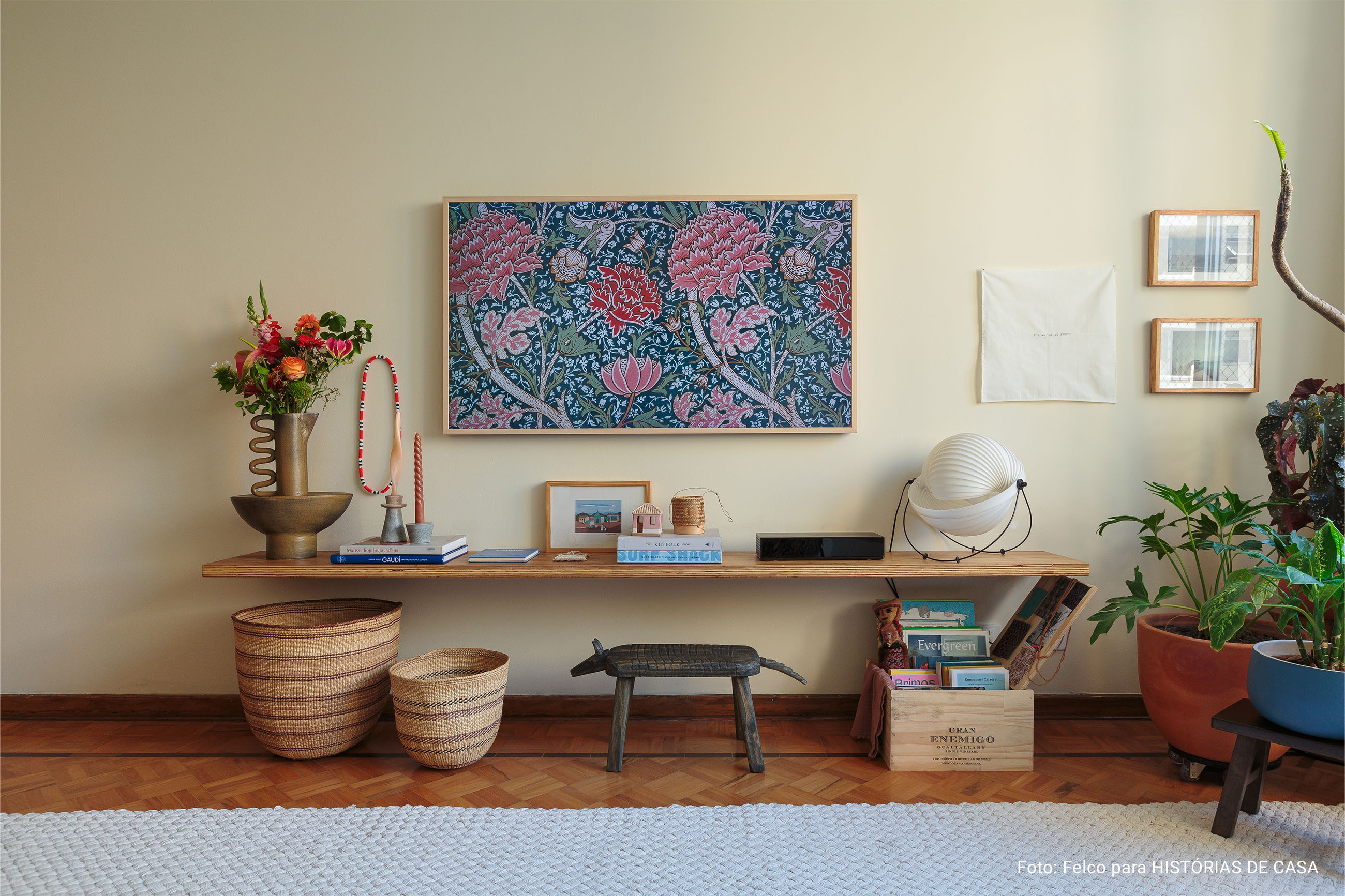 Apartamento alugado com papel de parede, pintura e decoração com texturas naturais