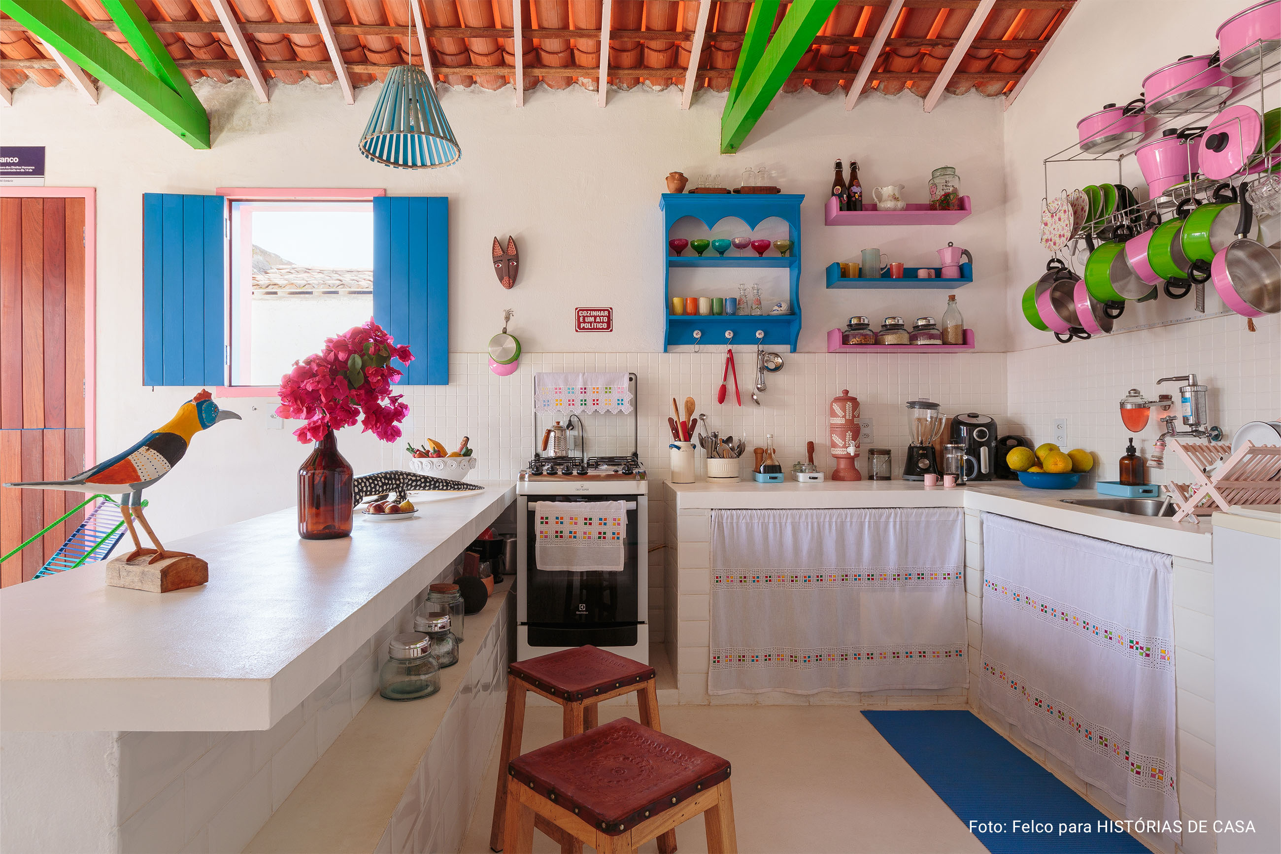 Casa Pirambeba na Ilha do Ferro com fachada colorida e decoração com peças de artesanato popular.