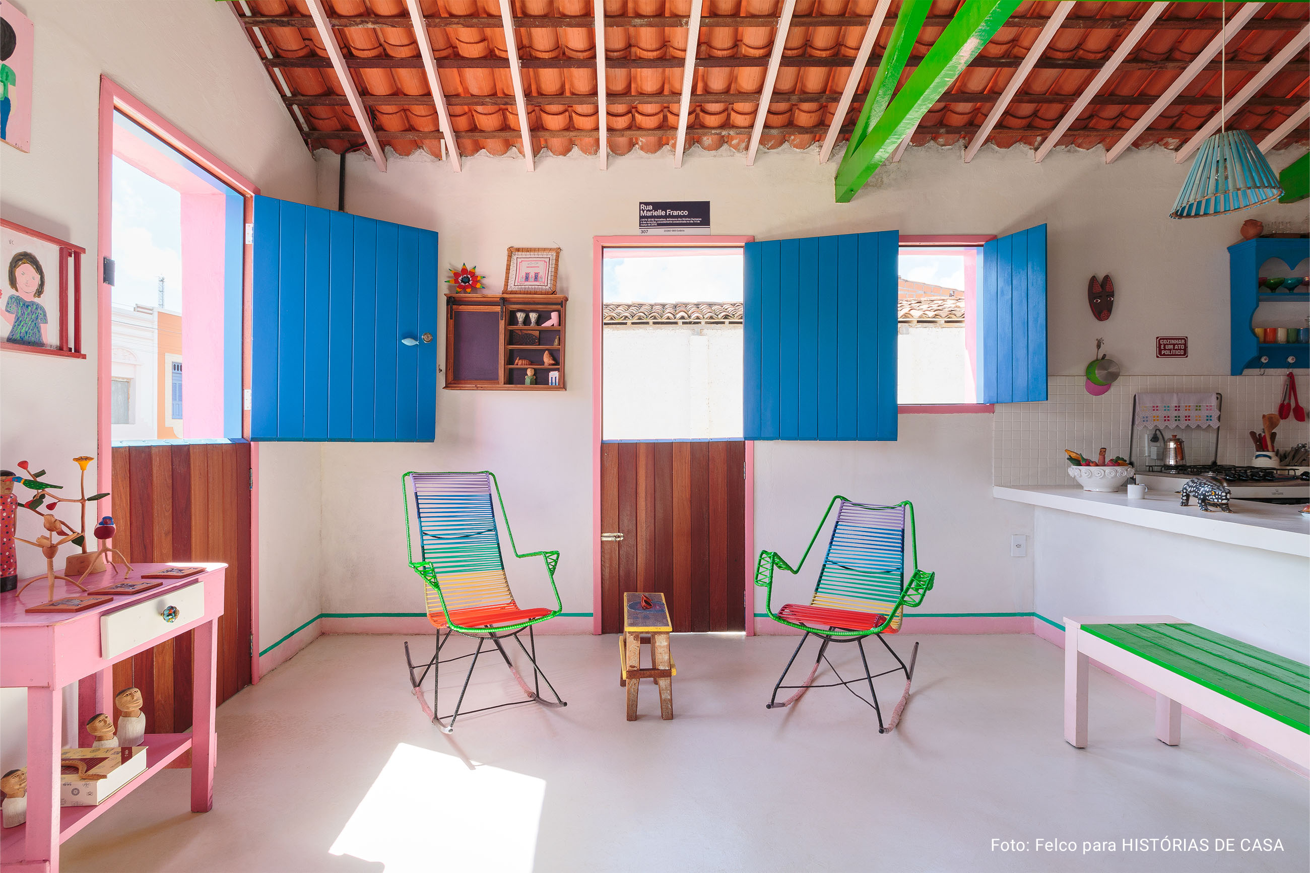 Casa Pirambeba na Ilha do Ferro com fachada colorida e decoração com peças de artesanato popular.