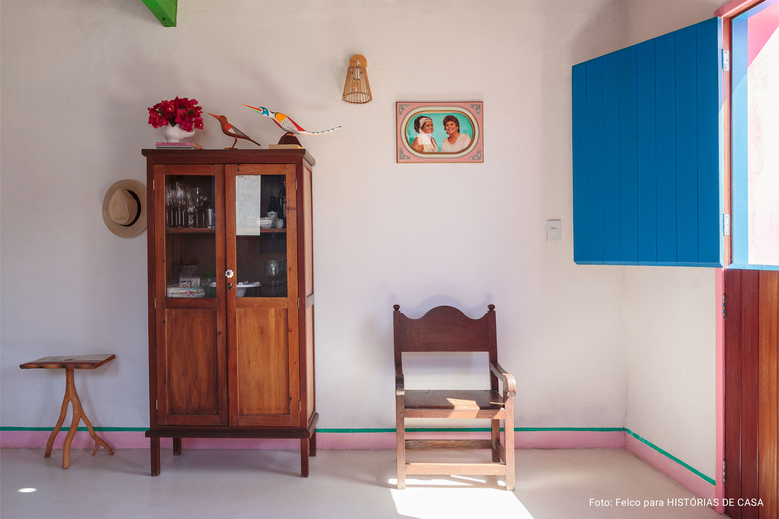 Casa Pirambeba na Ilha do Ferro com fachada colorida e decoração com peças de artesanato popular.