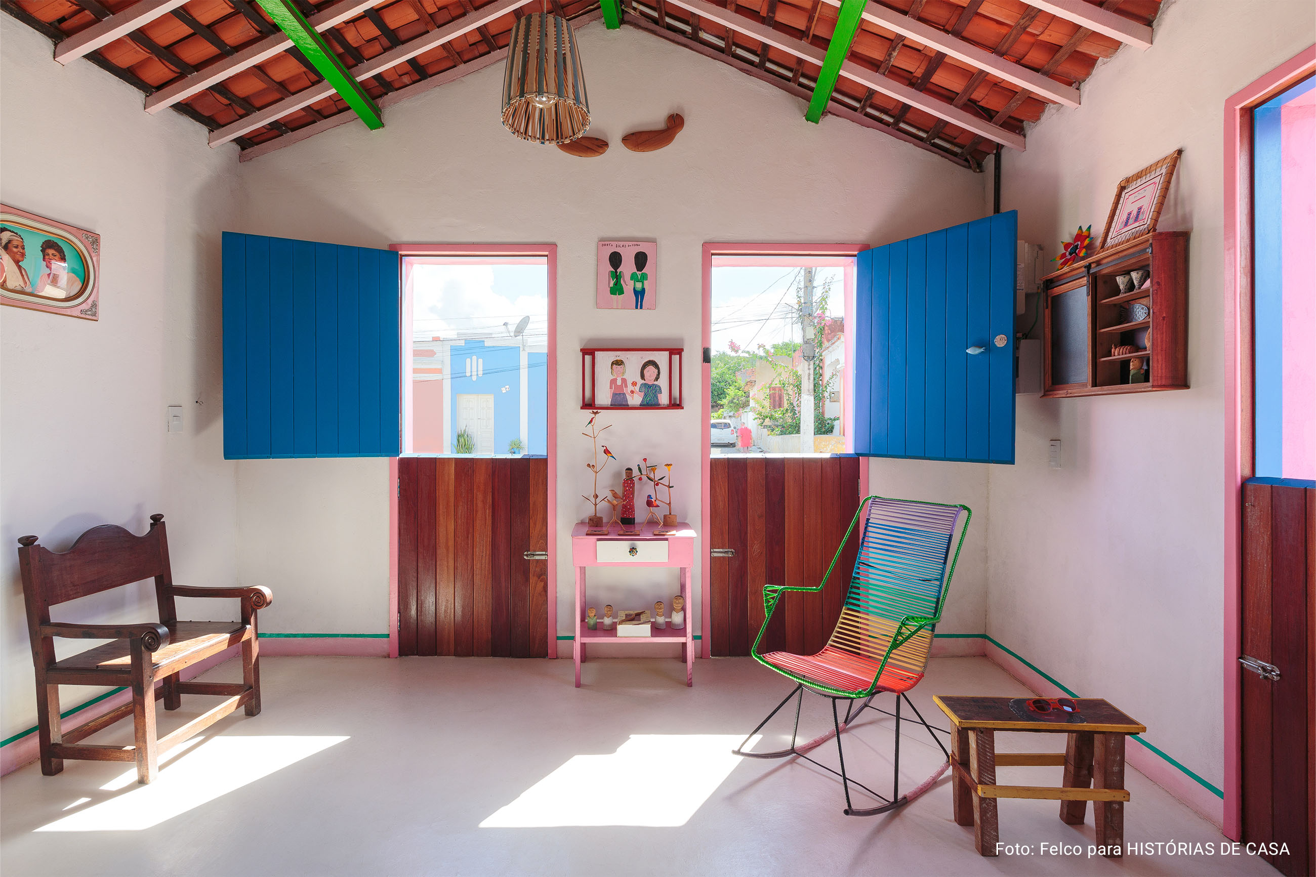 Casa Pirambeba na Ilha do Ferro com fachada colorida e decoração com peças de artesanato popular.