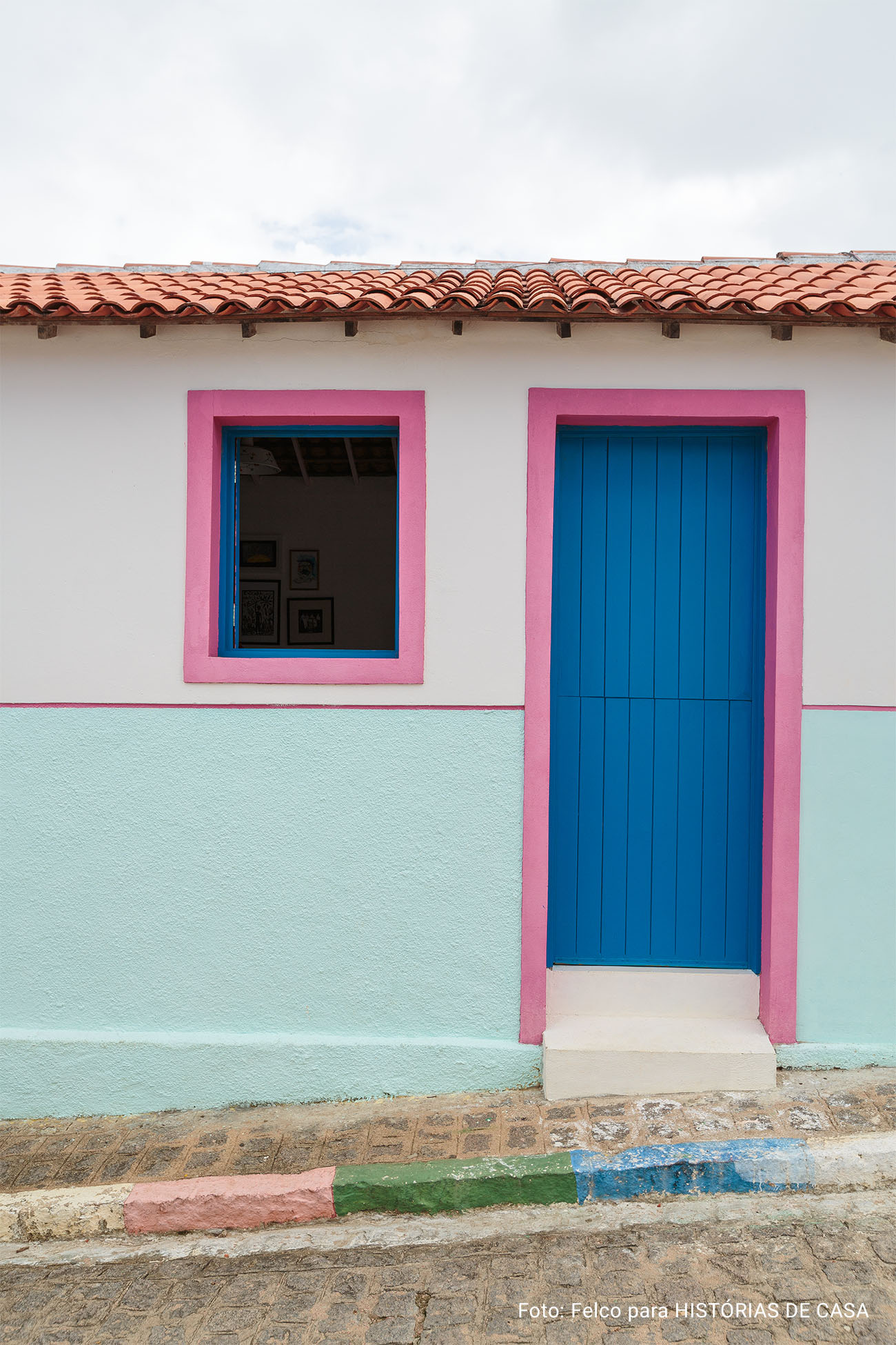 Casa Pirambeba na Ilha do Ferro com fachada colorida e decoração com peças de artesanato popular.