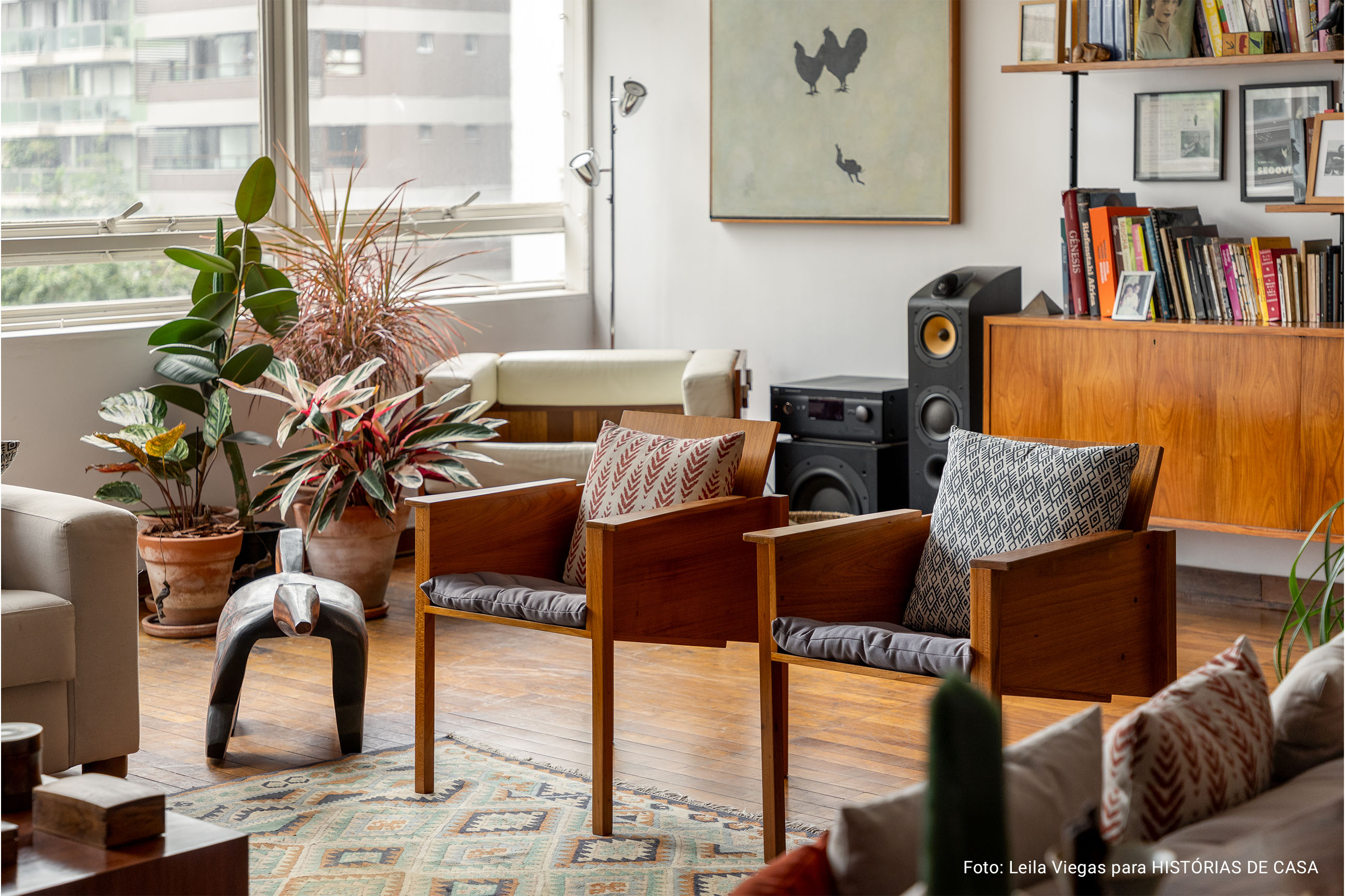 Decoração com parede azul, janela ampla e influências afro-indígenas.