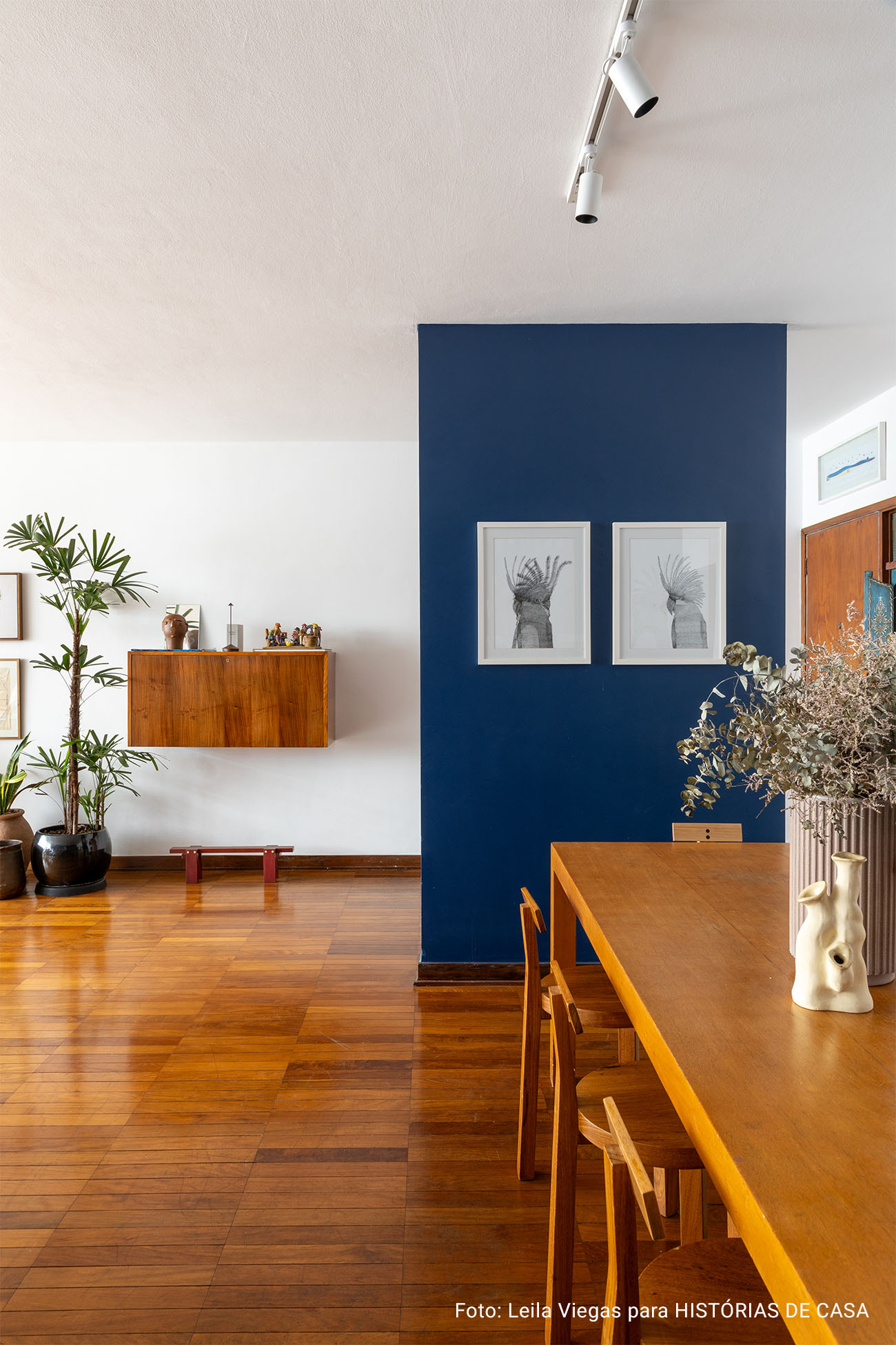 Decoração com parede azul, janela ampla e influências afro-indígenas.