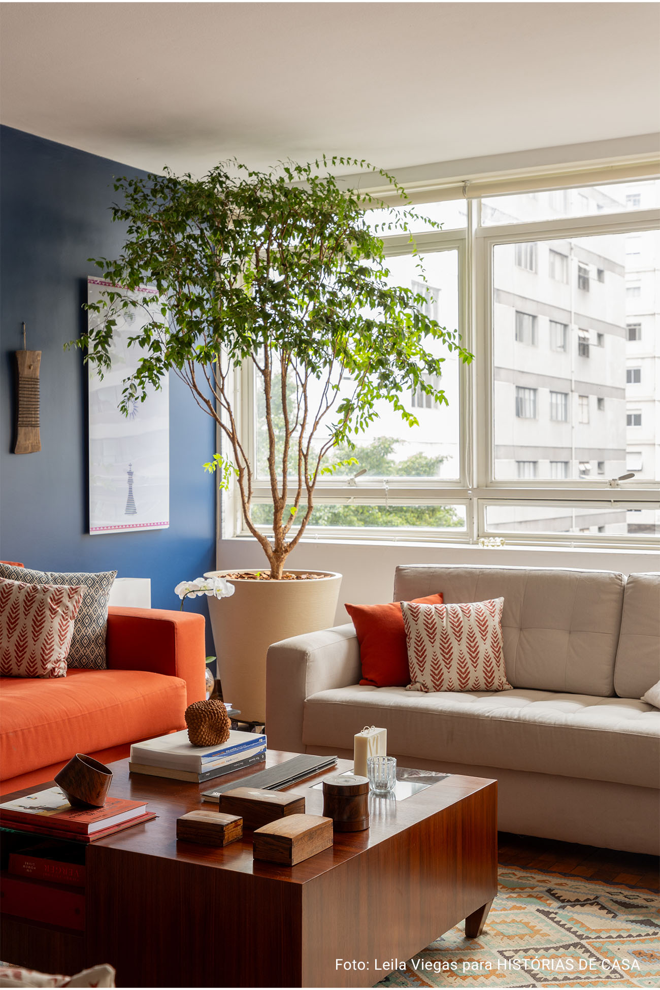 Decoração com parede azul, janela ampla e influências afro-indígenas.