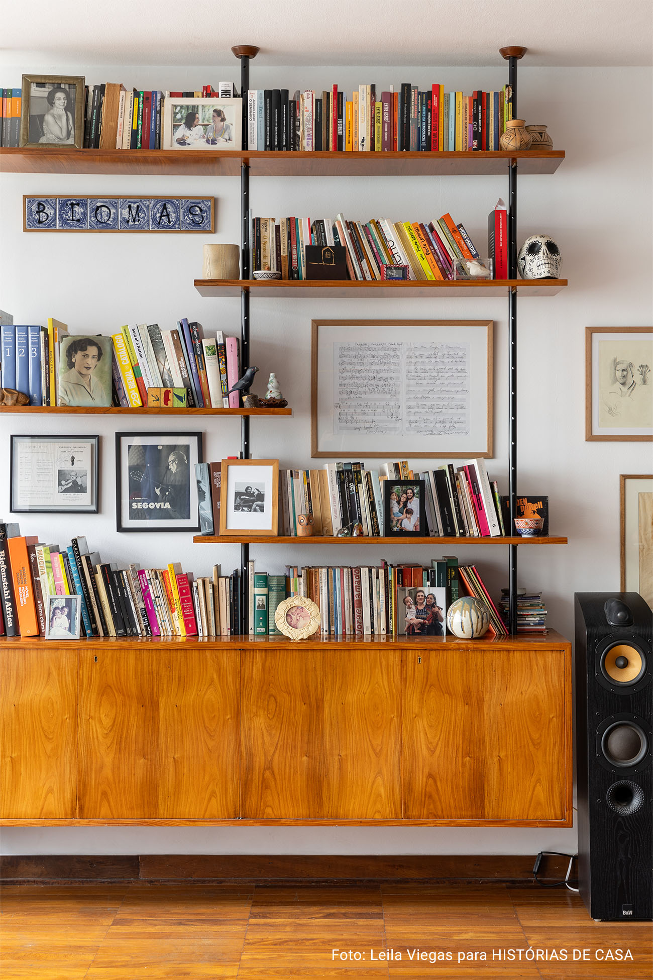 Decoração com parede azul, janela ampla e influências afro-indígenas.