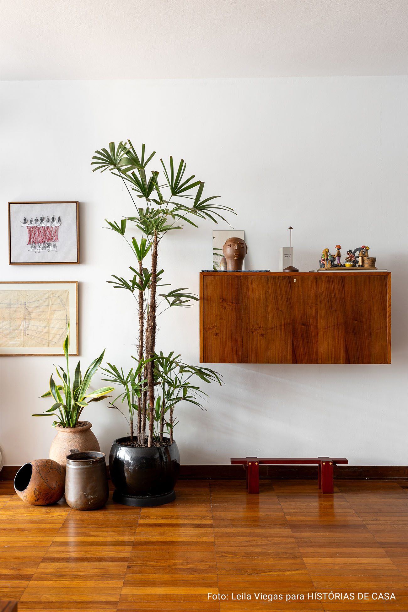 Decoração com parede azul, janela ampla e influências afro-indígenas.