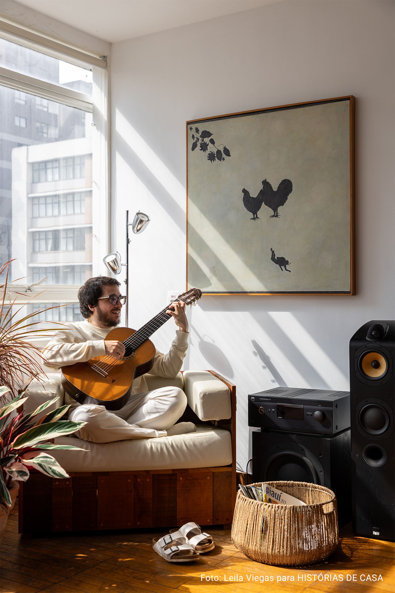 Decoração com parede azul, janela ampla e influências afro-indígenas.