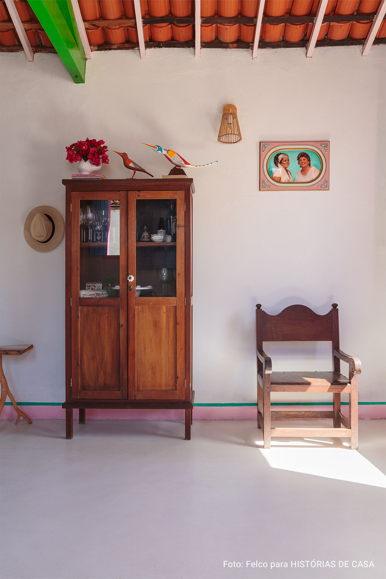 Casa Pirambeba na Ilha do Ferro com fachada colorida e decoração com peças de artesanato popular.