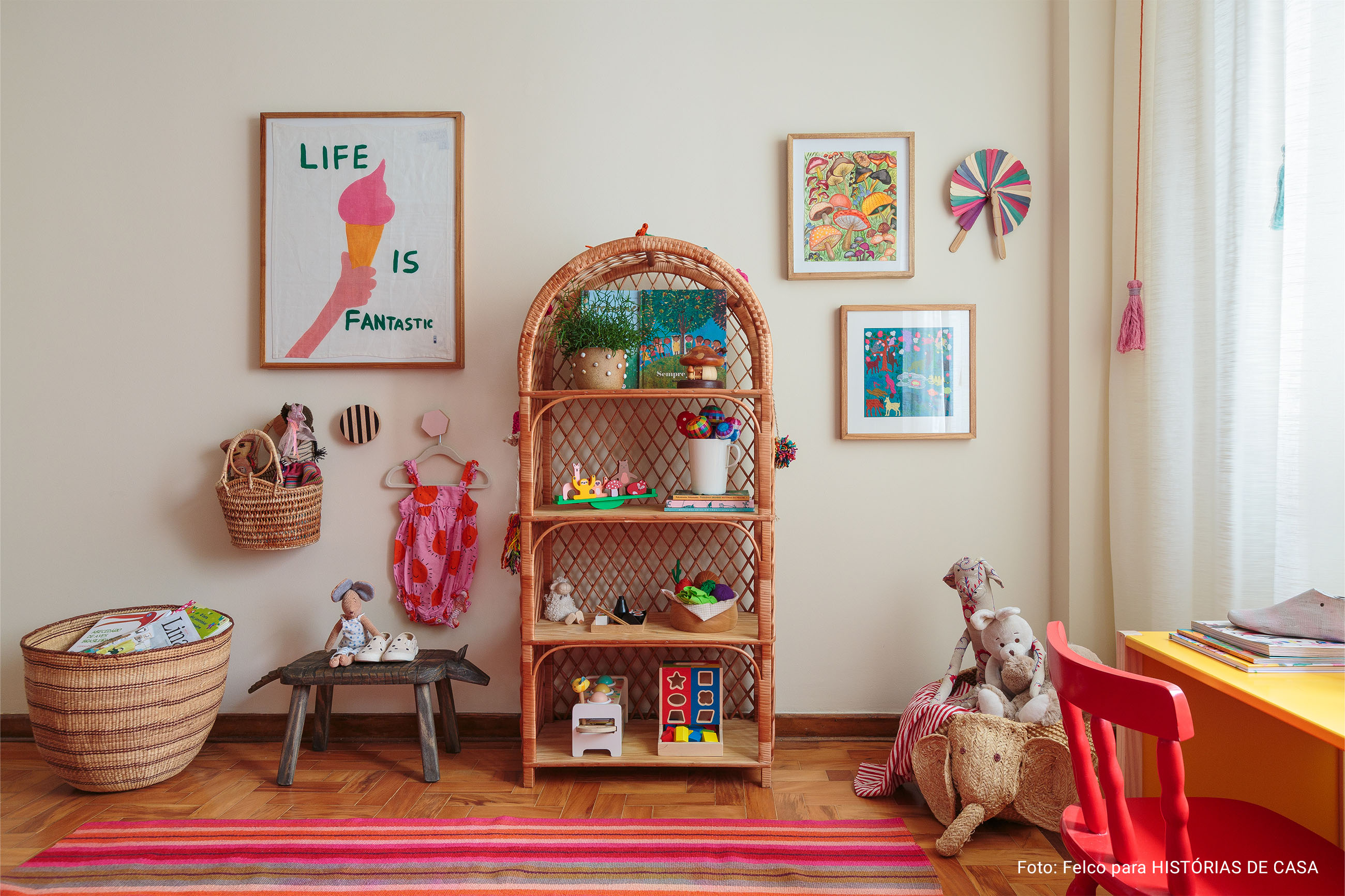 Apartamento alugado com papel de parede, pintura e decoração com texturas naturais