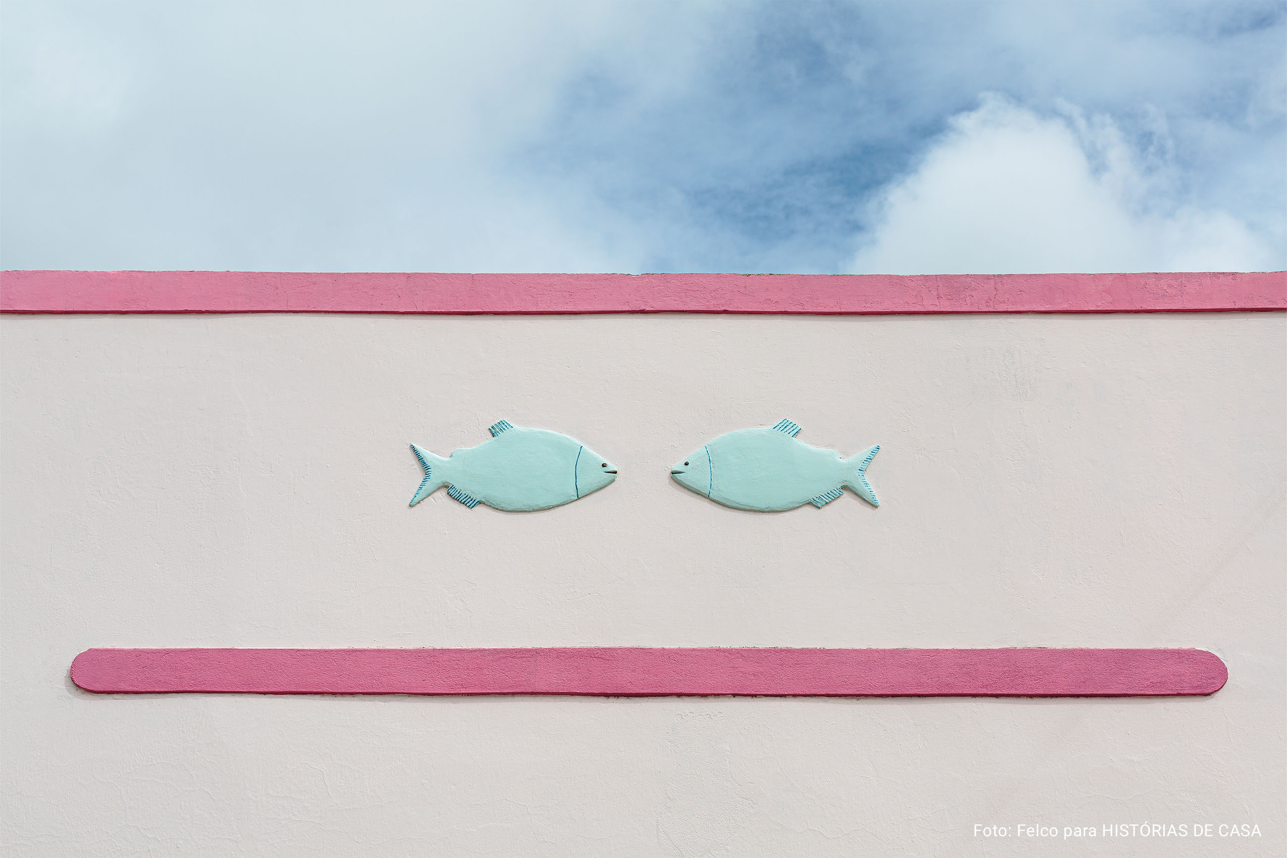 Casa Pirambeba na Ilha do Ferro com fachada colorida e decoração com peças de artesanato popular.