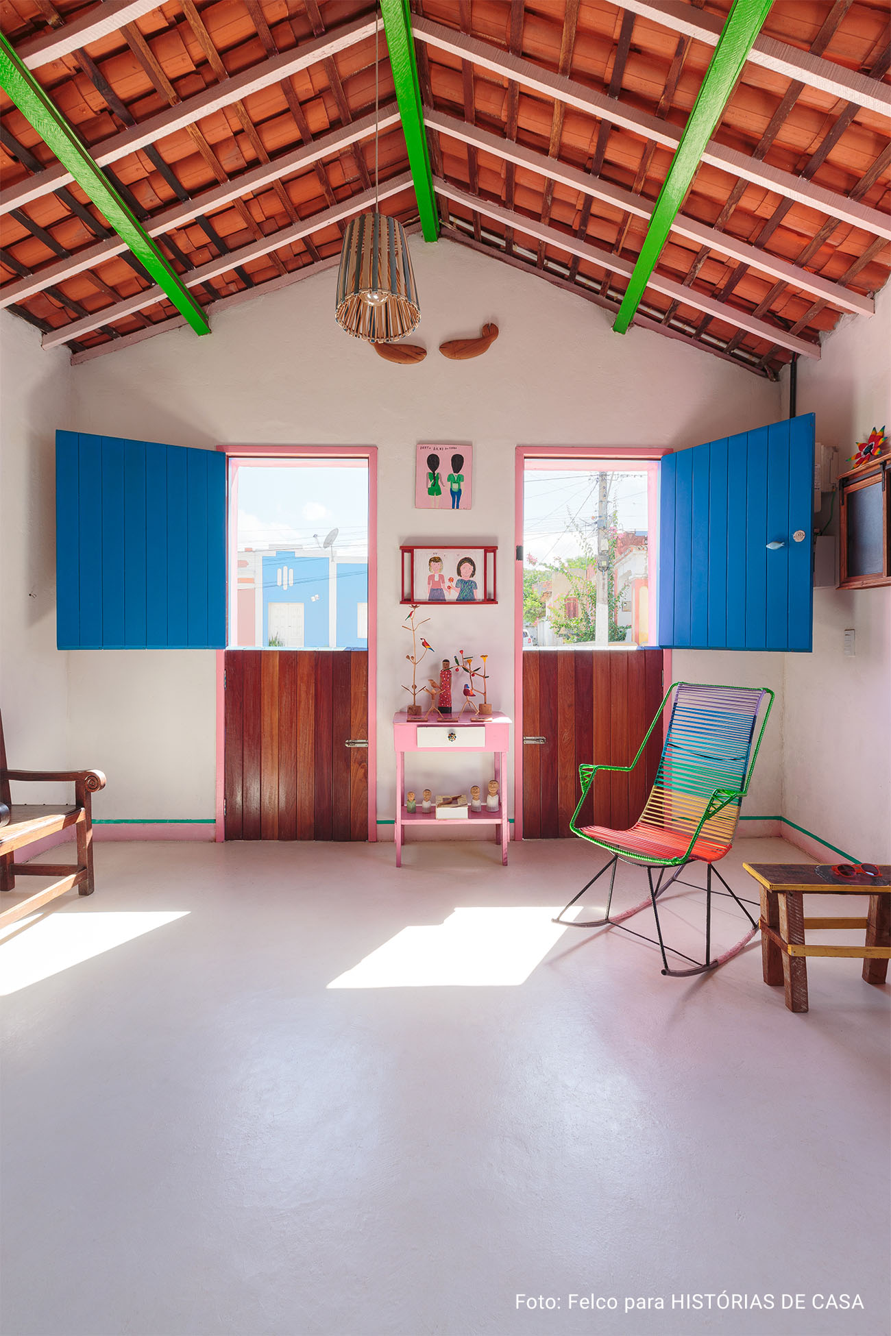 Casa Pirambeba na Ilha do Ferro com fachada colorida e decoração com peças de artesanato popular.