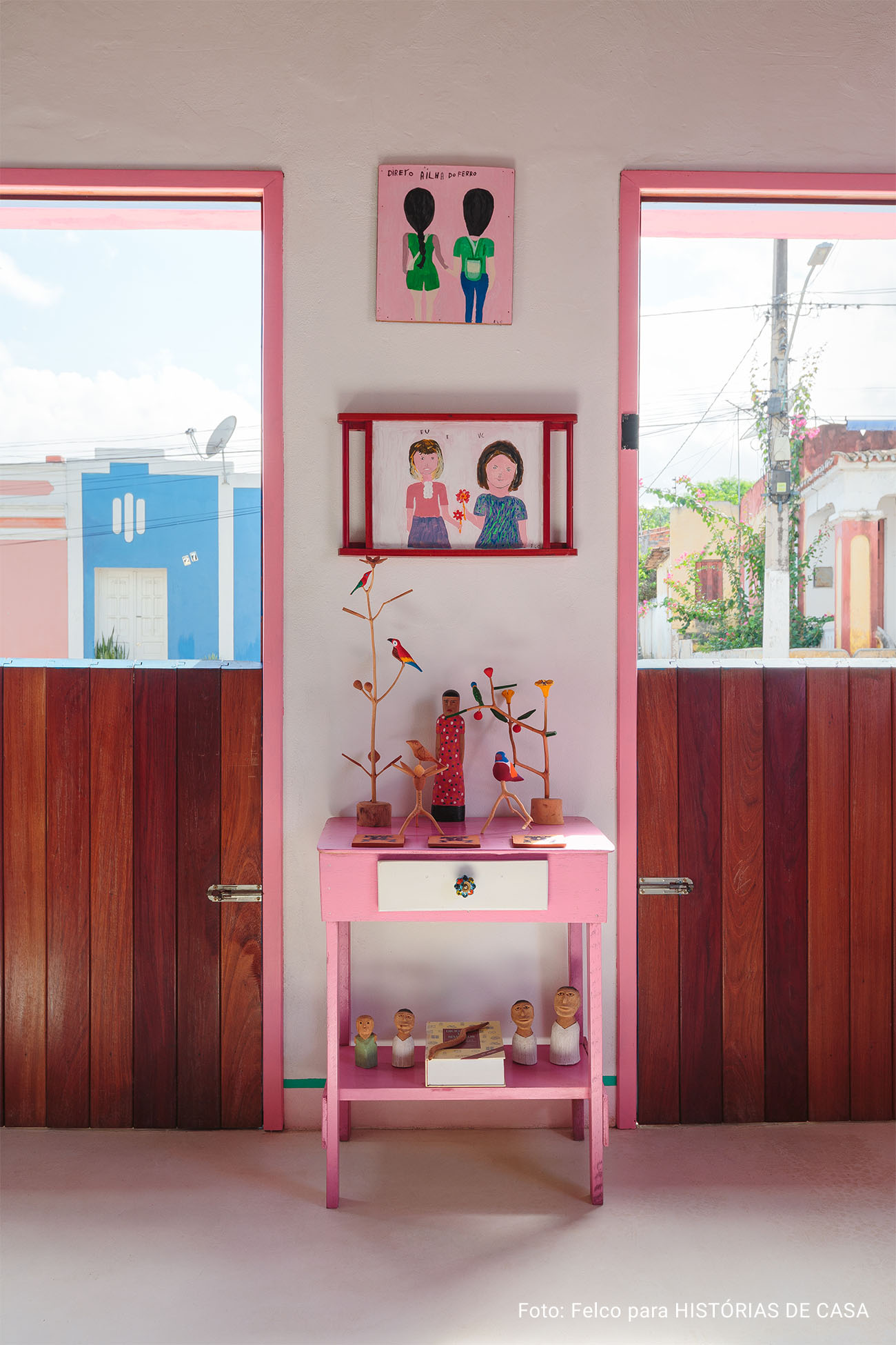 Casa Pirambeba na Ilha do Ferro com fachada colorida e decoração com peças de artesanato popular.