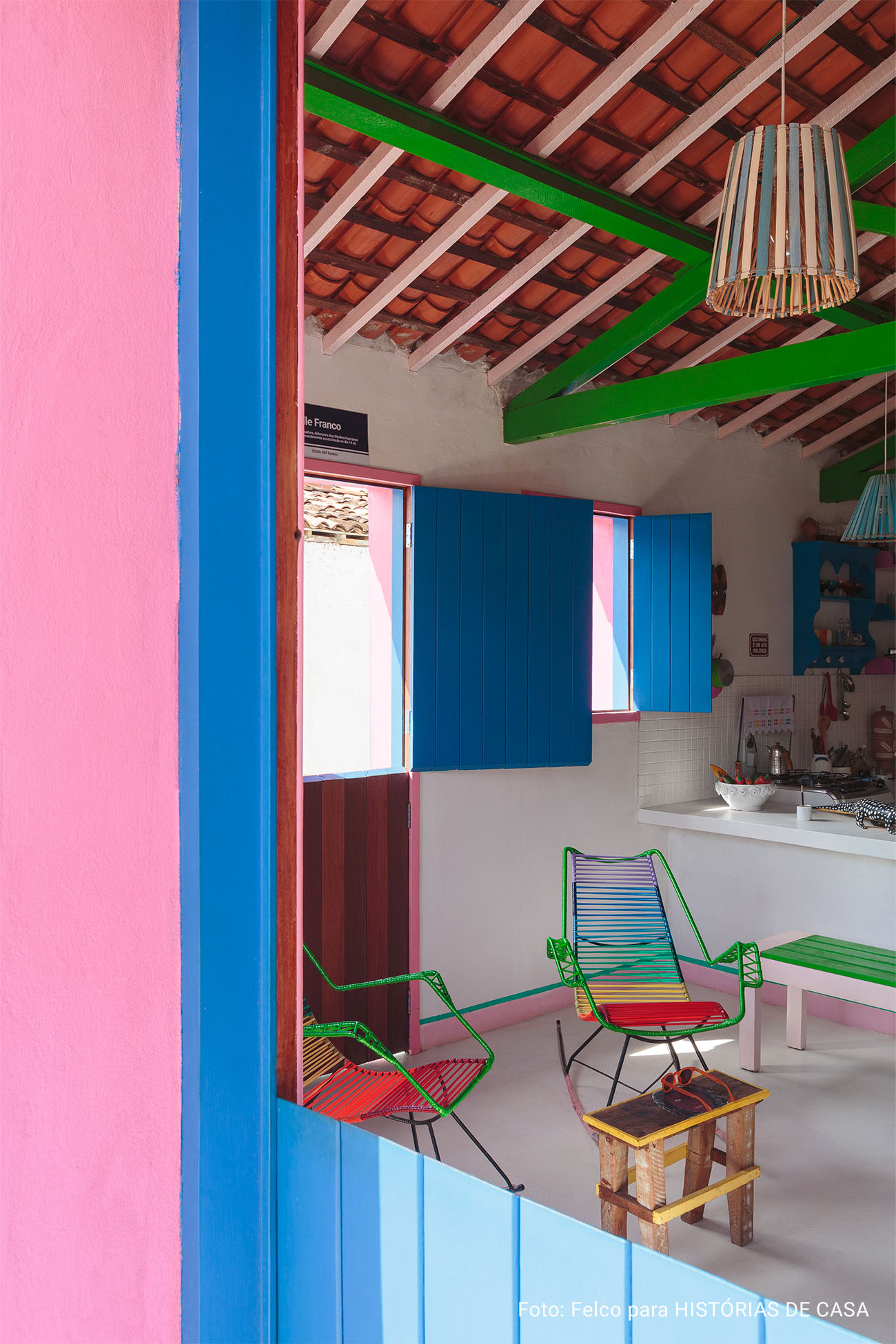 Casa Pirambeba na Ilha do Ferro com fachada colorida e decoração com peças de artesanato popular.