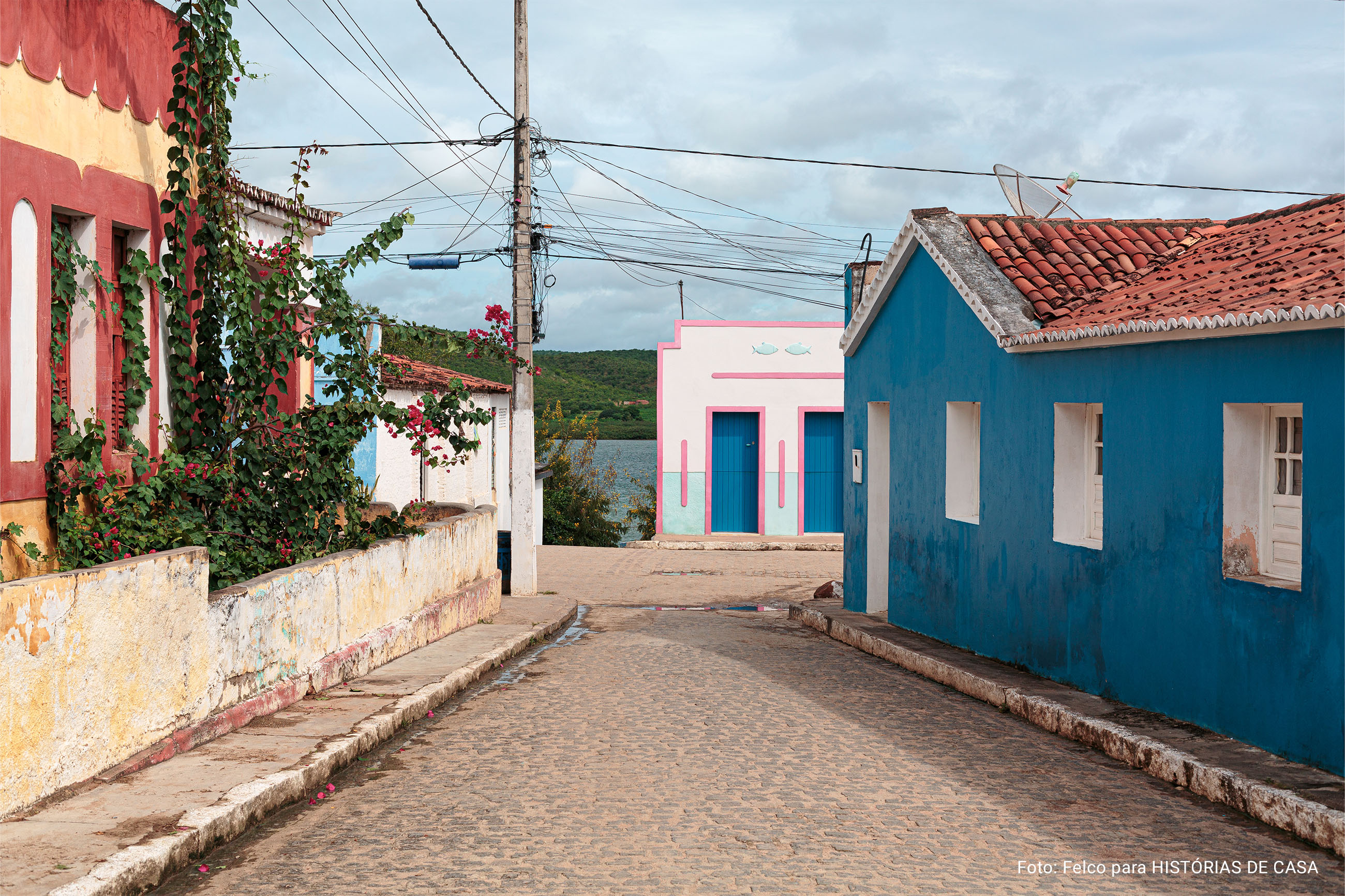 Casa Pirambeba na Ilha do Ferro com fachada colorida e decoração com peças de artesanato popular.