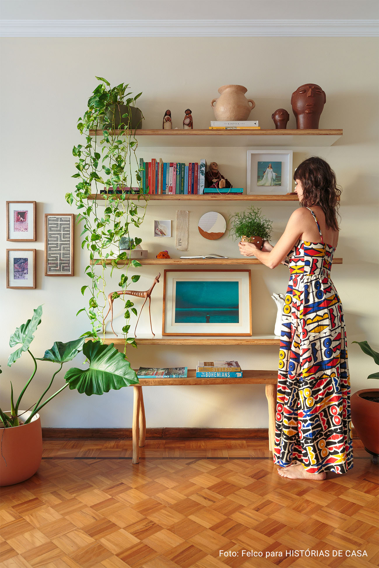 Apartamento alugado com papel de parede, pintura e decoração com texturas naturais