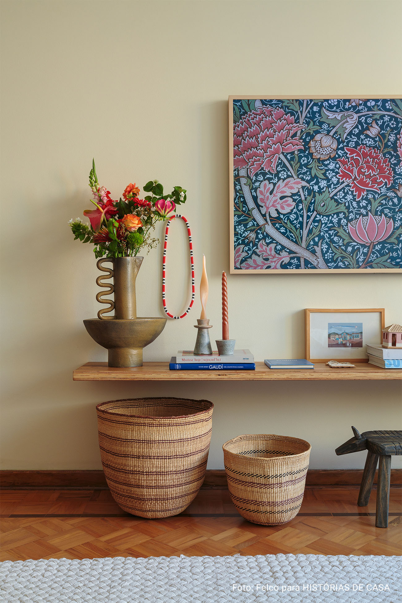 Apartamento alugado com papel de parede, pintura e decoração com texturas naturais