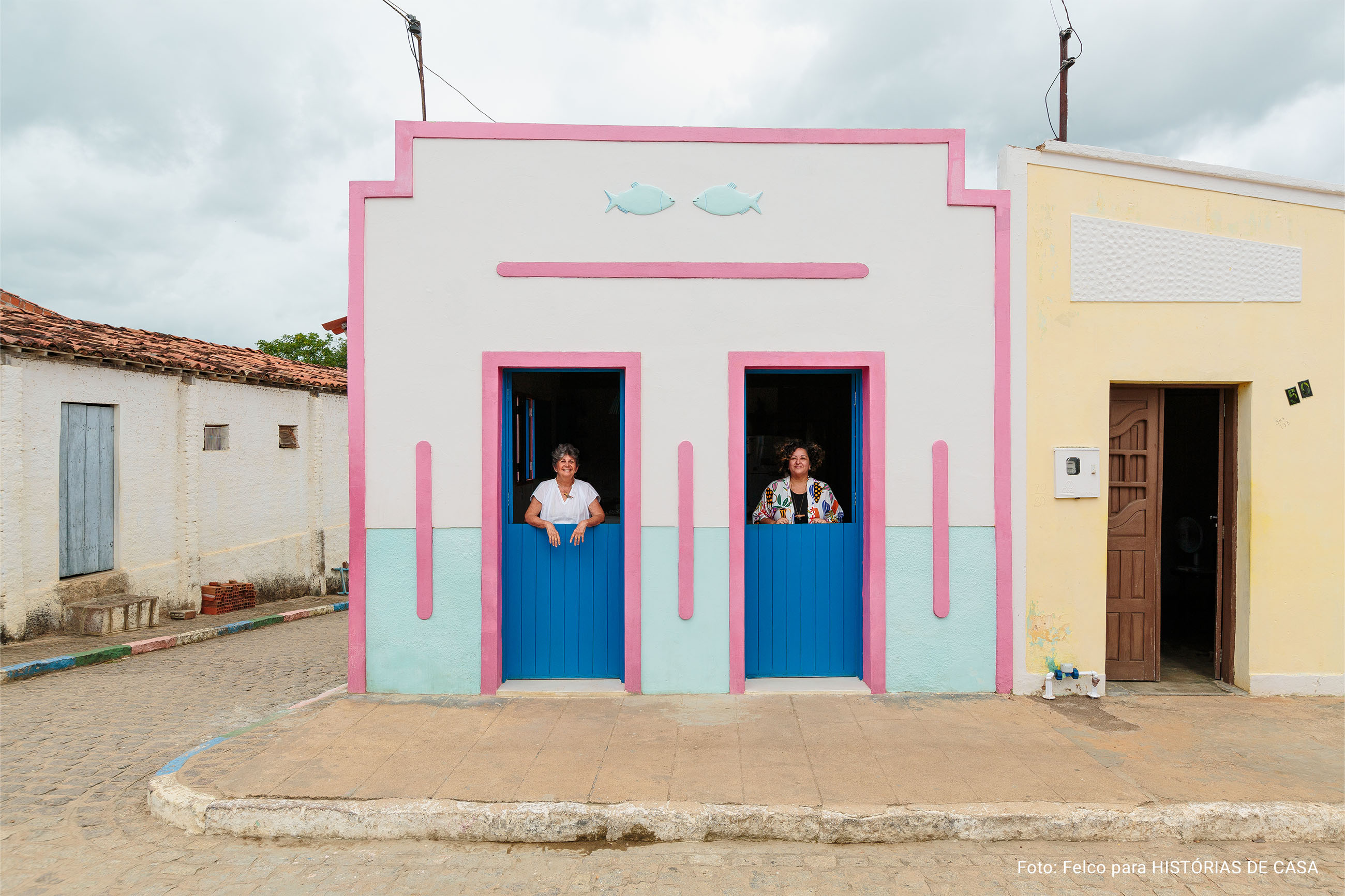 Casa Pirambeba na Ilha do Ferro com fachada colorida e decoração com peças de artesanato popular.