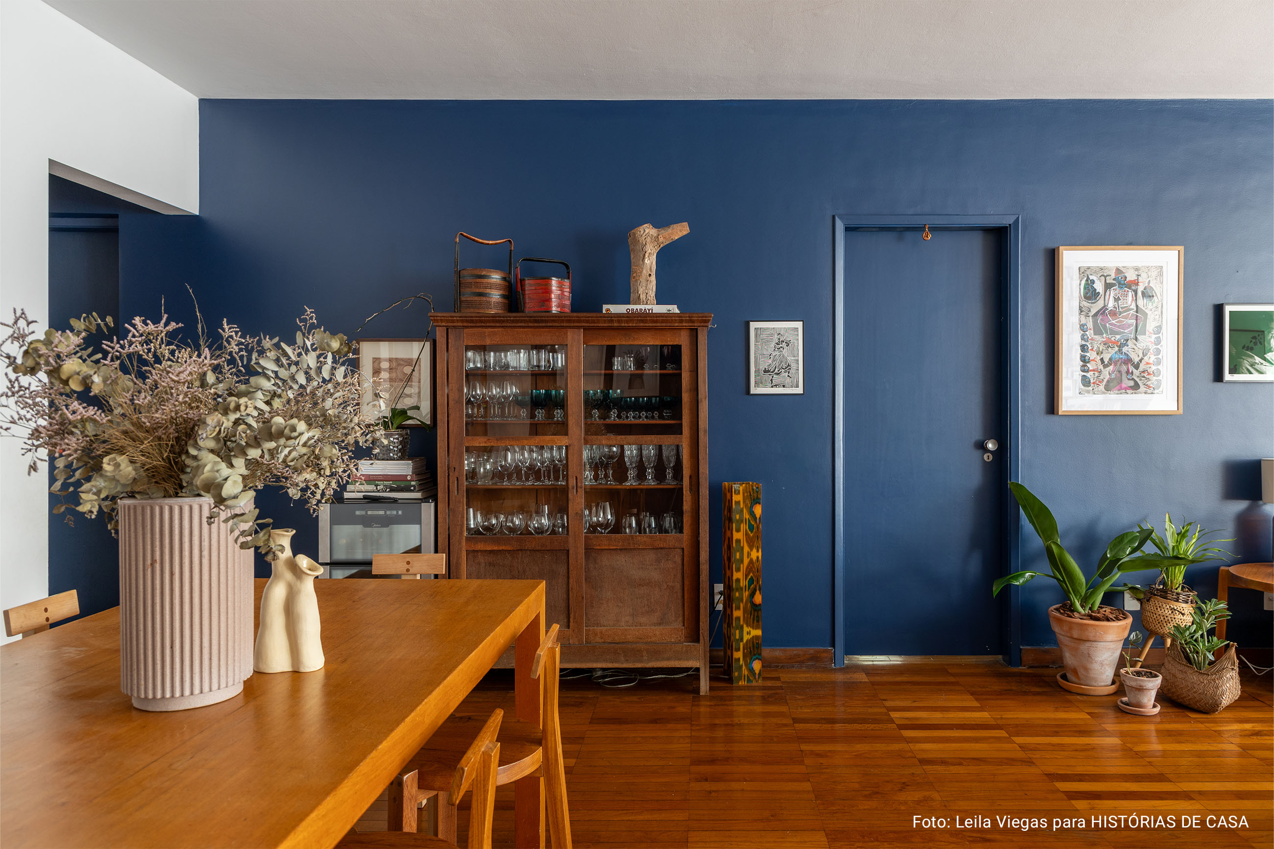 Decoração com parede azul, janela ampla e influências afro-indígenas.