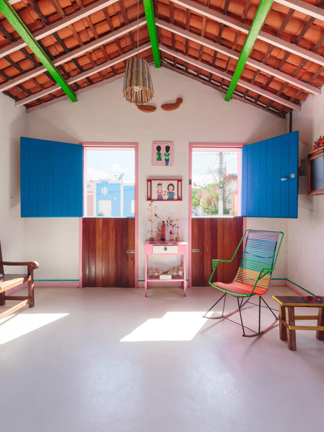 Casa Pirambeba na Ilha do Ferro com fachada colorida e decoração com peças de artesanato popular.