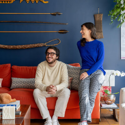 Decoração com parede azul, janela ampla e influências afro-indígenas.