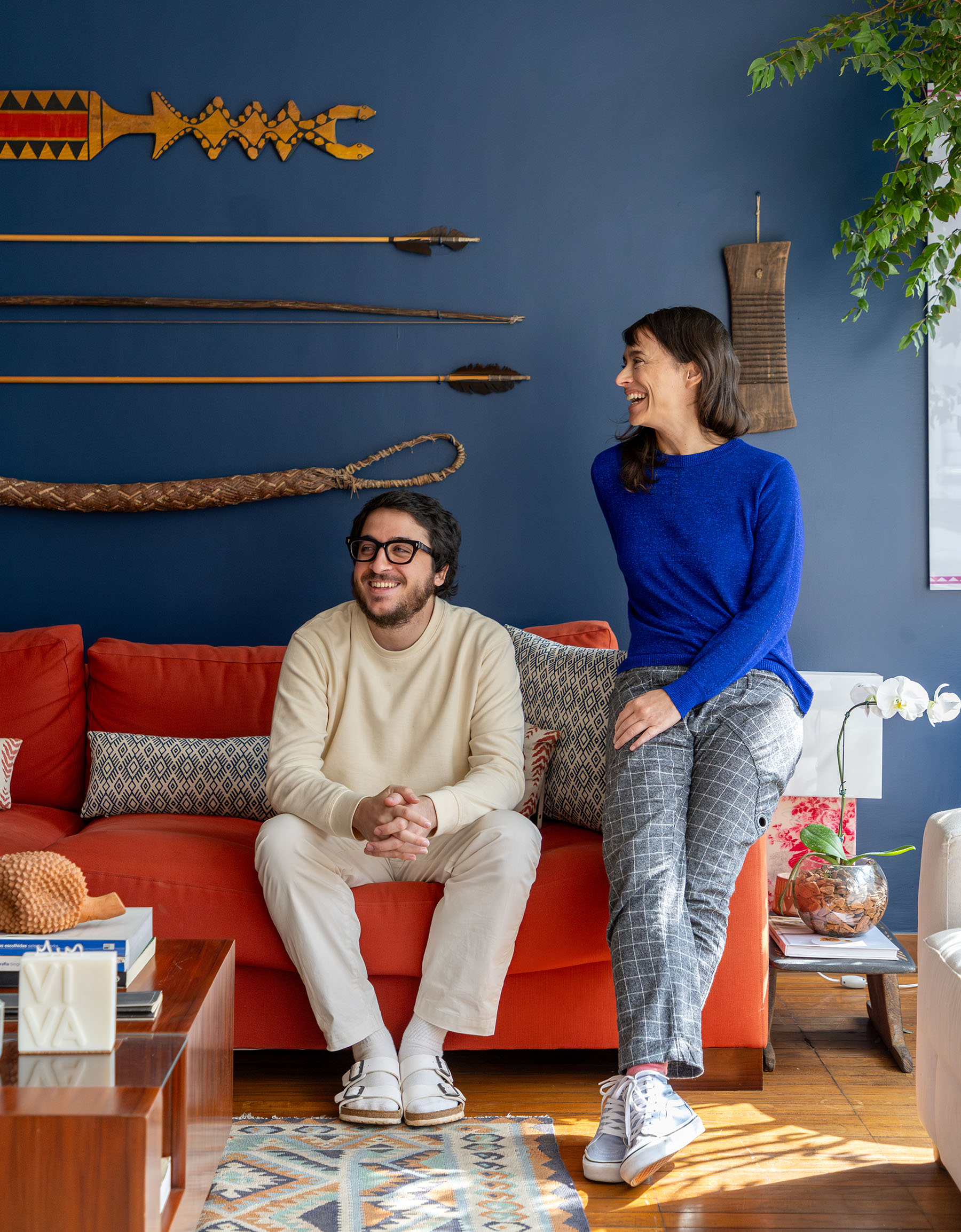 Decoração com parede azul, janela ampla e influências afro-indígenas.