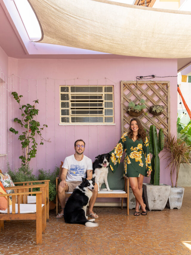 Casa de vó com decoração acolhedora e quintal com rede e plantas e piso de caquinho.