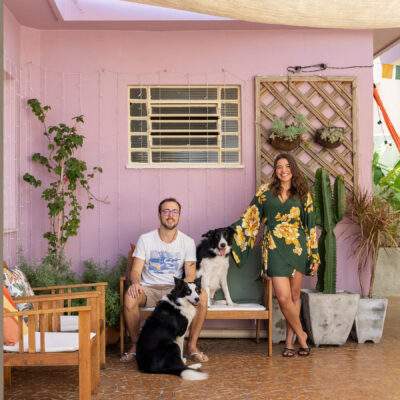 Casa de vó com decoração acolhedora e quintal com rede e plantas e piso de caquinho.