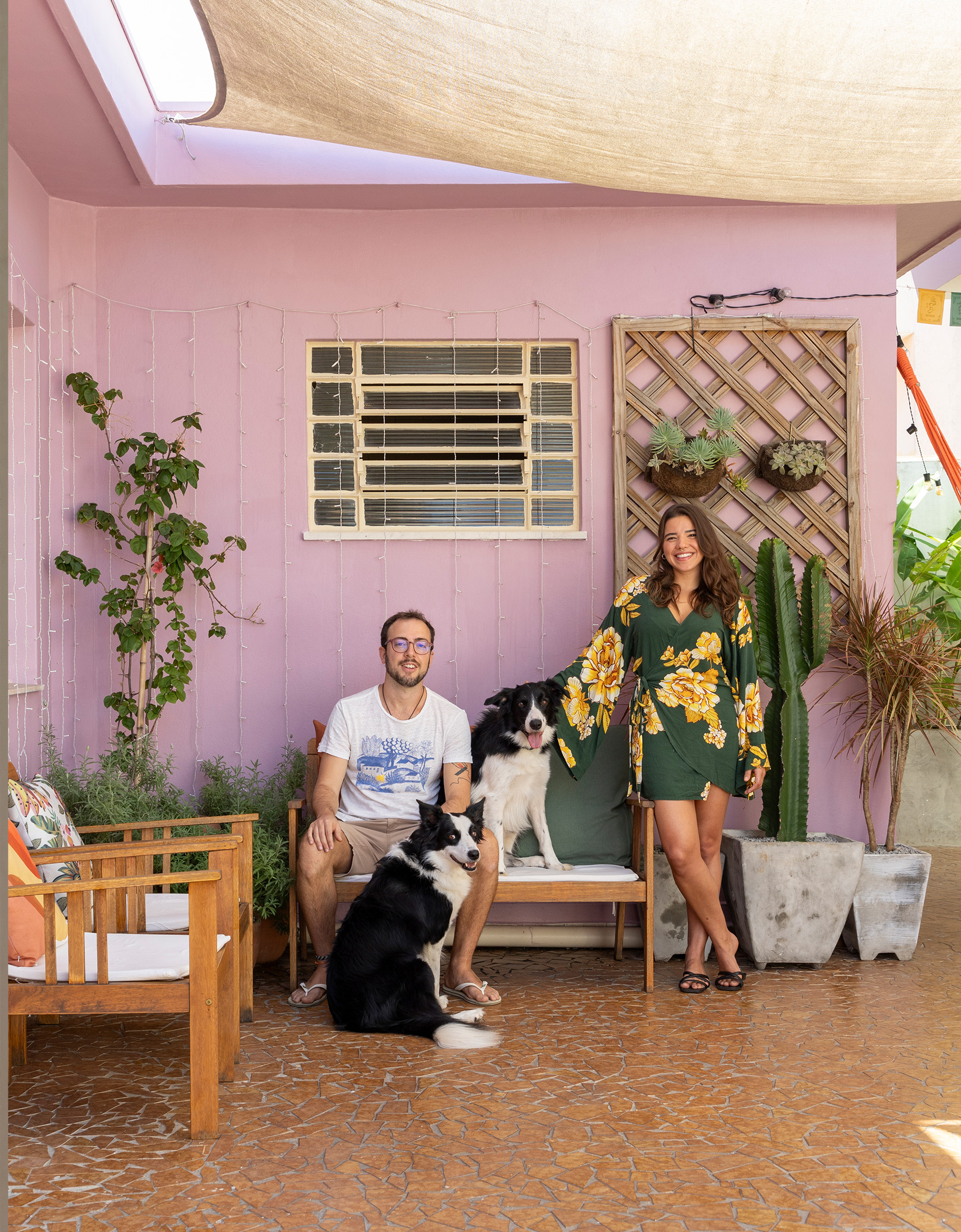 Casa de vó com decoração acolhedora e quintal com rede e plantas e piso de caquinho.