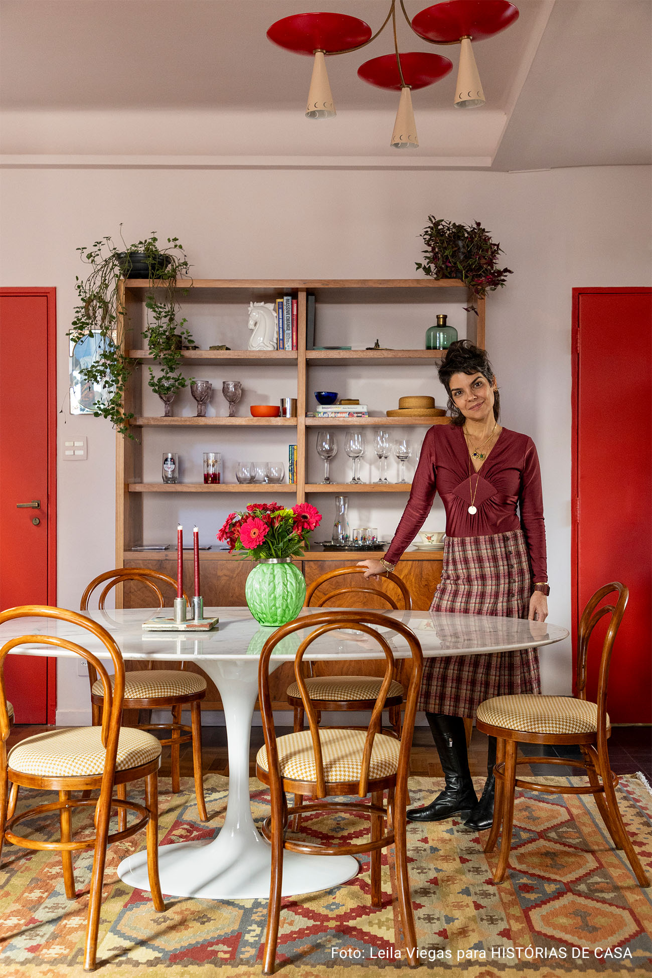 Apartamento colorido com móveis e tapetes garimpados, tons quentes na decoração e muita personalidade